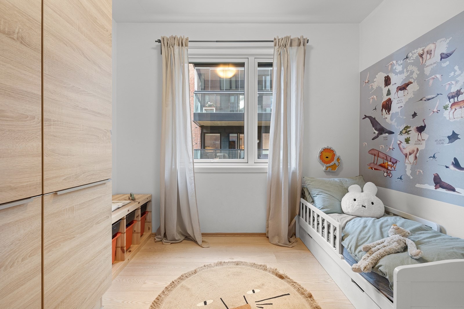 God plass til seng, garderobeskap og leker. Galleribilde