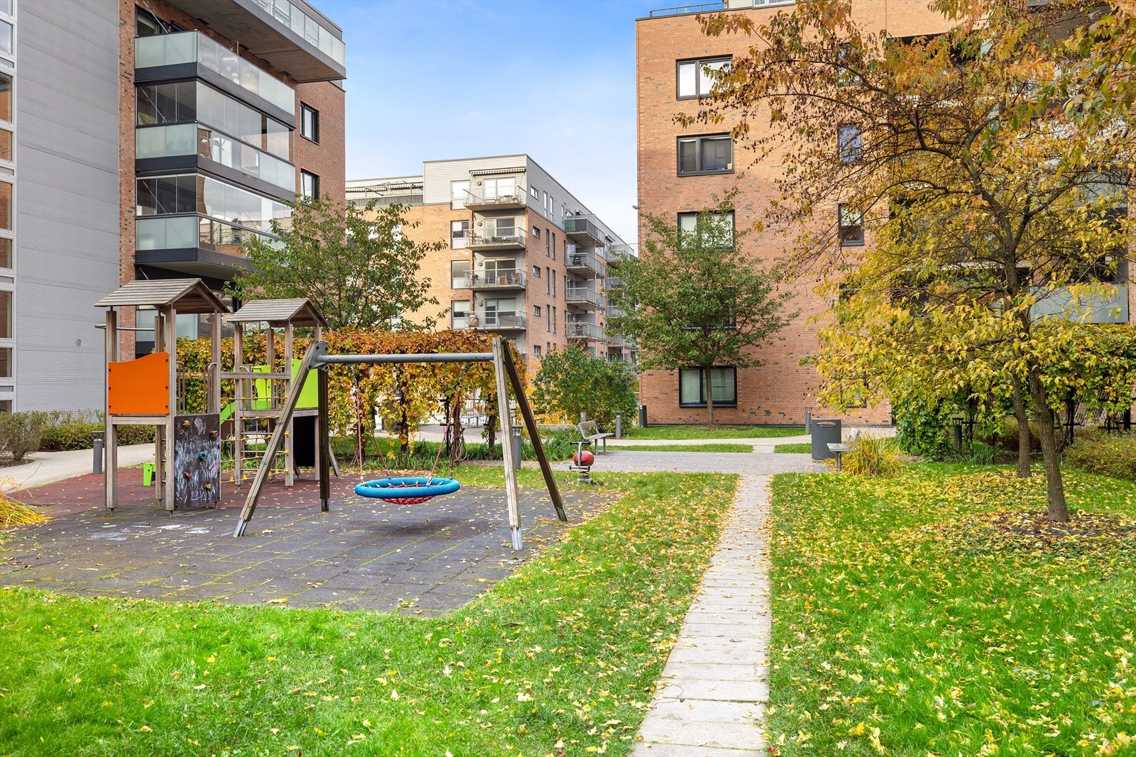 Flere lekeplasser i området, denne er i bakgården. Galleribilde