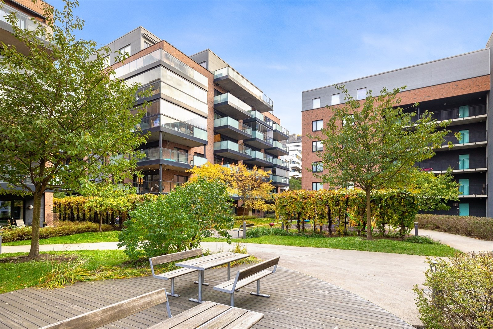 Sittegruppe i hagen i felles bakgård. Galleribilde