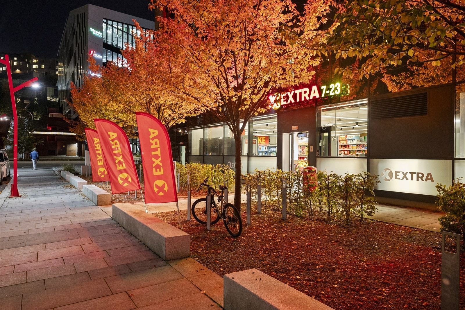 Ny dagligvarebutikk Coop Extra åpnet i 2025 og er 2 minutter unna leiligheten. I tillegg finnes Kiwi, apotek, frisør, gym, neglesalong, Åpent Bakeri og flere næringslokaler i Kværnerbyen. Galleribilde