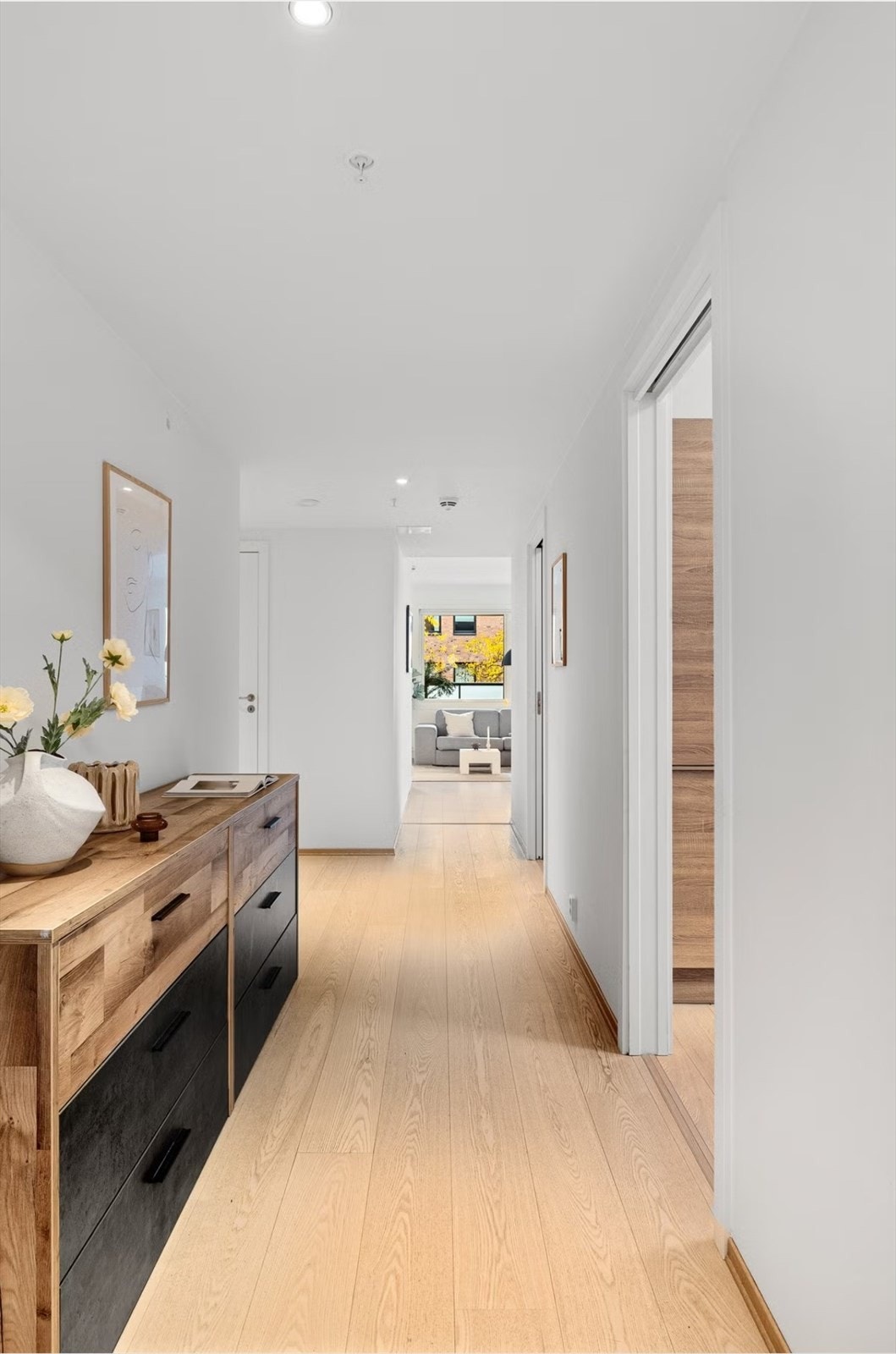 Gangen knytter soverommene og bad sammen, med alle soverommene på rekke bortover. Galleribilde