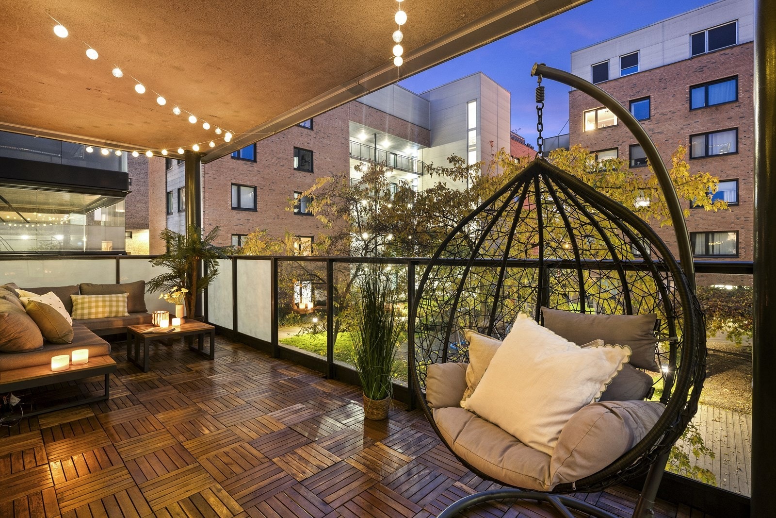 Balkongen er nordvestvendt, med denne delen vendt mot vest... Galleribilde