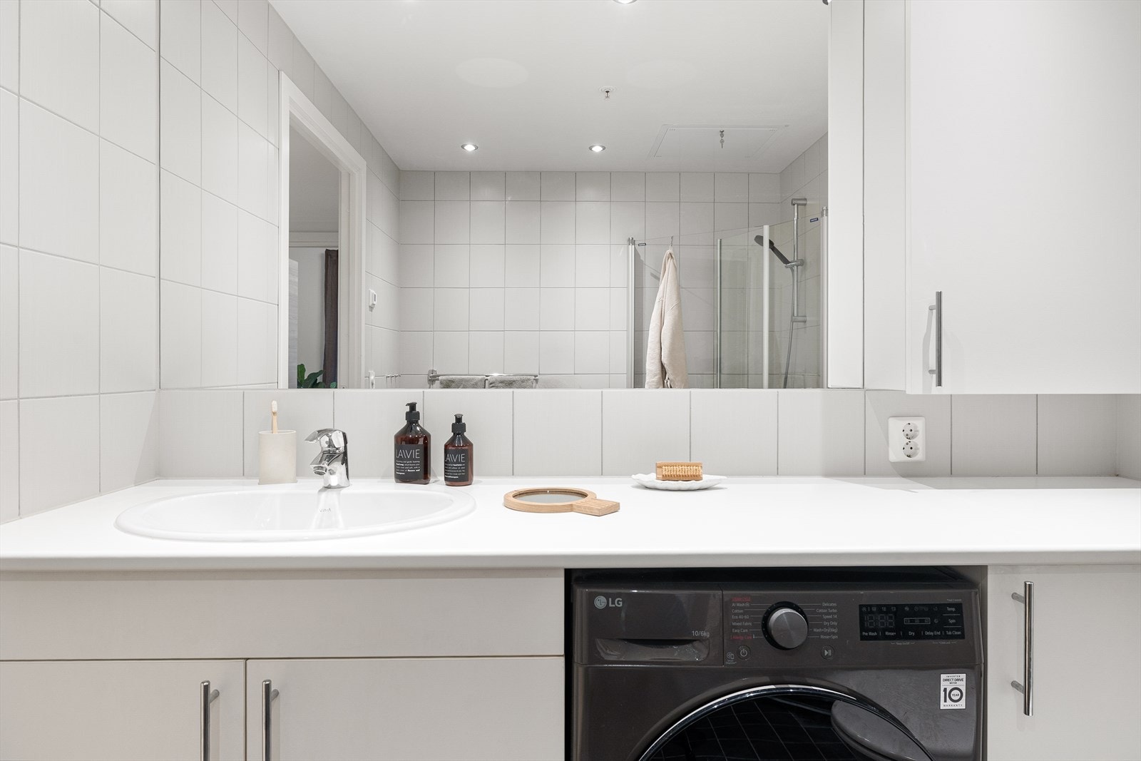 Godt med lagringsplass på badet. Galleribilde