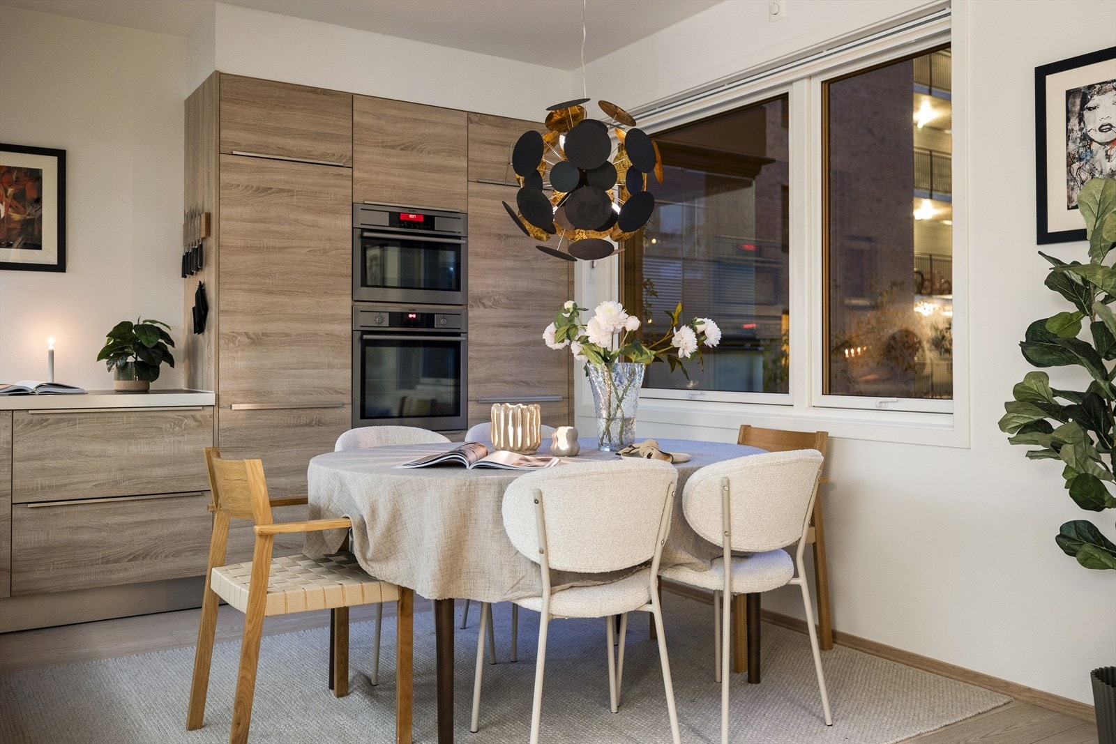 Ved vinduet er det plass til stort spisebord. Galleribilde