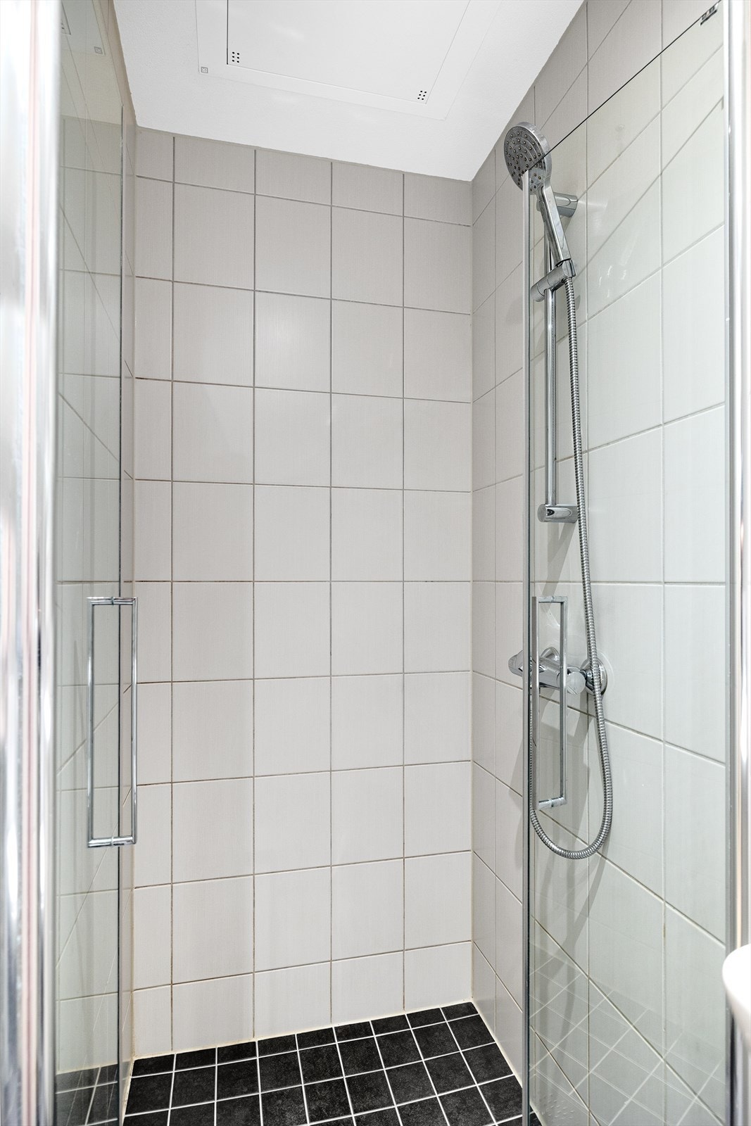 Romslig dusj på hybel. Galleribilde