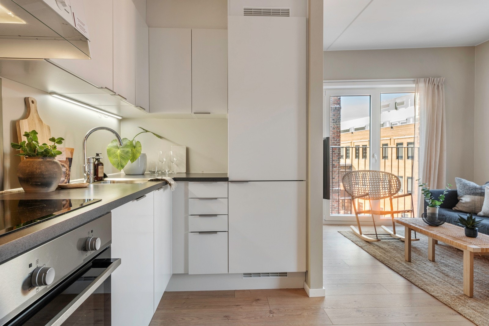 Kjøkkeninnredning med intregrert oppvaskmaskin, stekeovn, keramisk topp og kjøleskap med frysedel Galleribilde