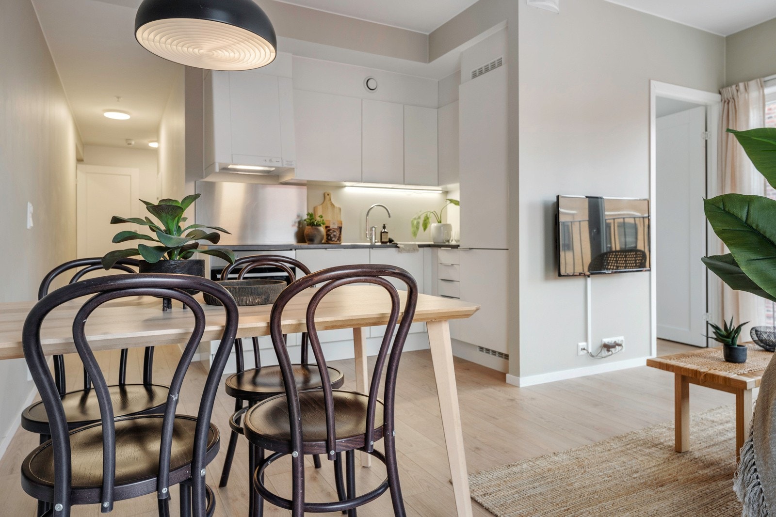 Kjøkkenet har en åpen og sosial løsning mot stuen Galleribilde