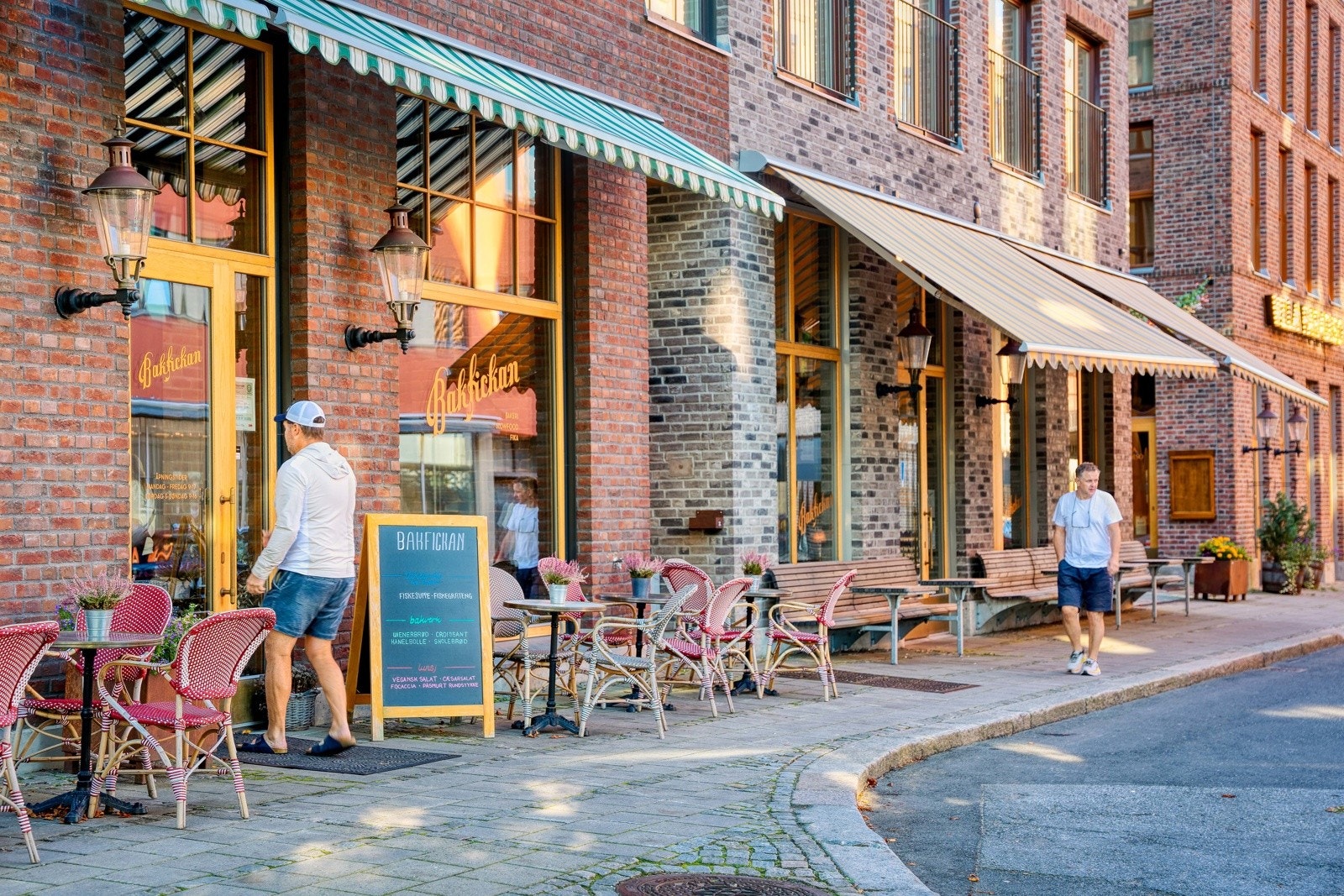 Nygaardsplassen er omgitt av ny, moderne teglsteinsbebyggelse som danner smug og passasjer med restauranter, caféer, barer og butikker. Galleribilde