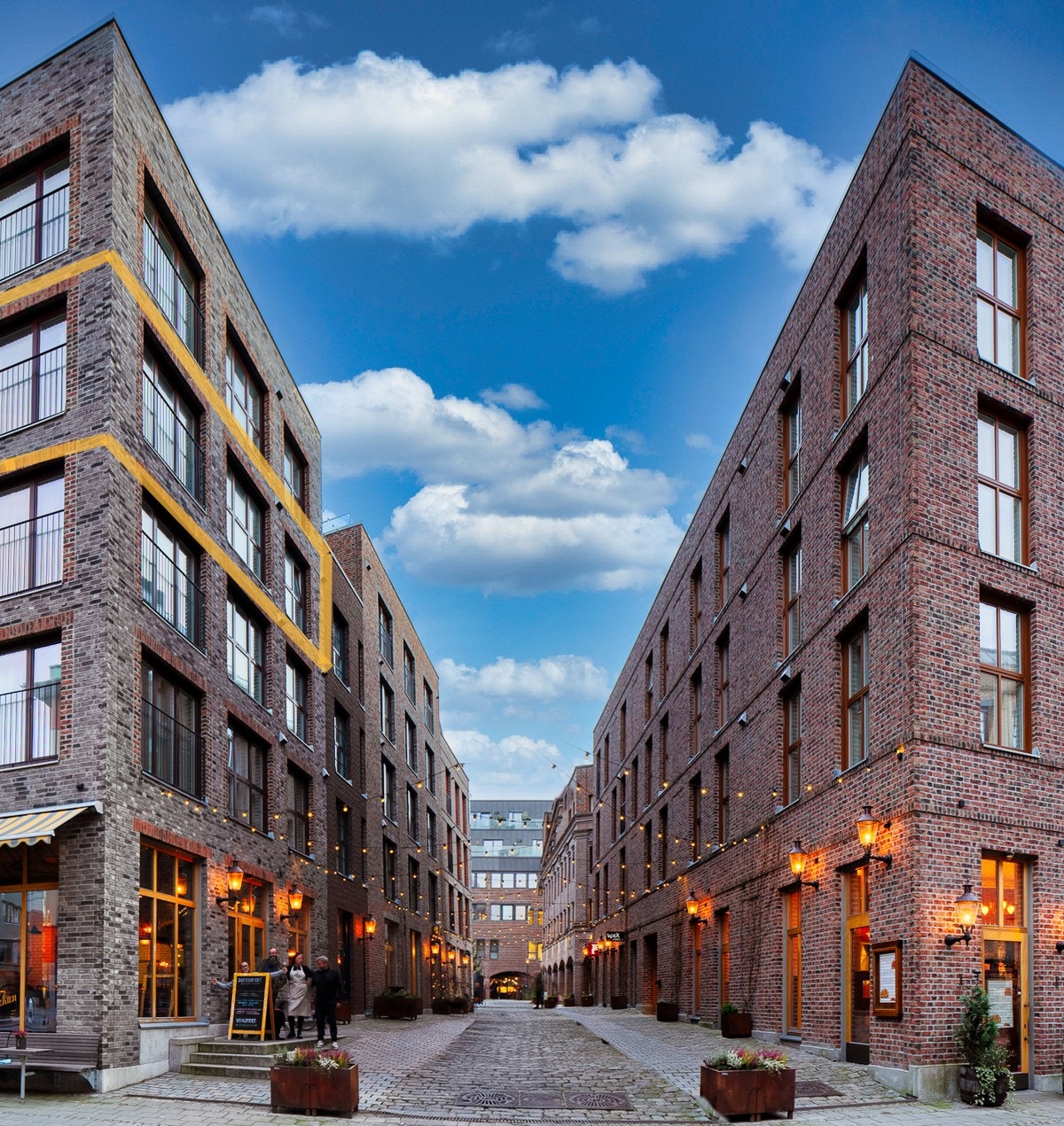 Leiligheten ligger i 4. etasje mot smuget som løper fra Holwechs gate og inn til selve Nygaardsplassen - midt i Fredrikstad sentrum Galleribilde