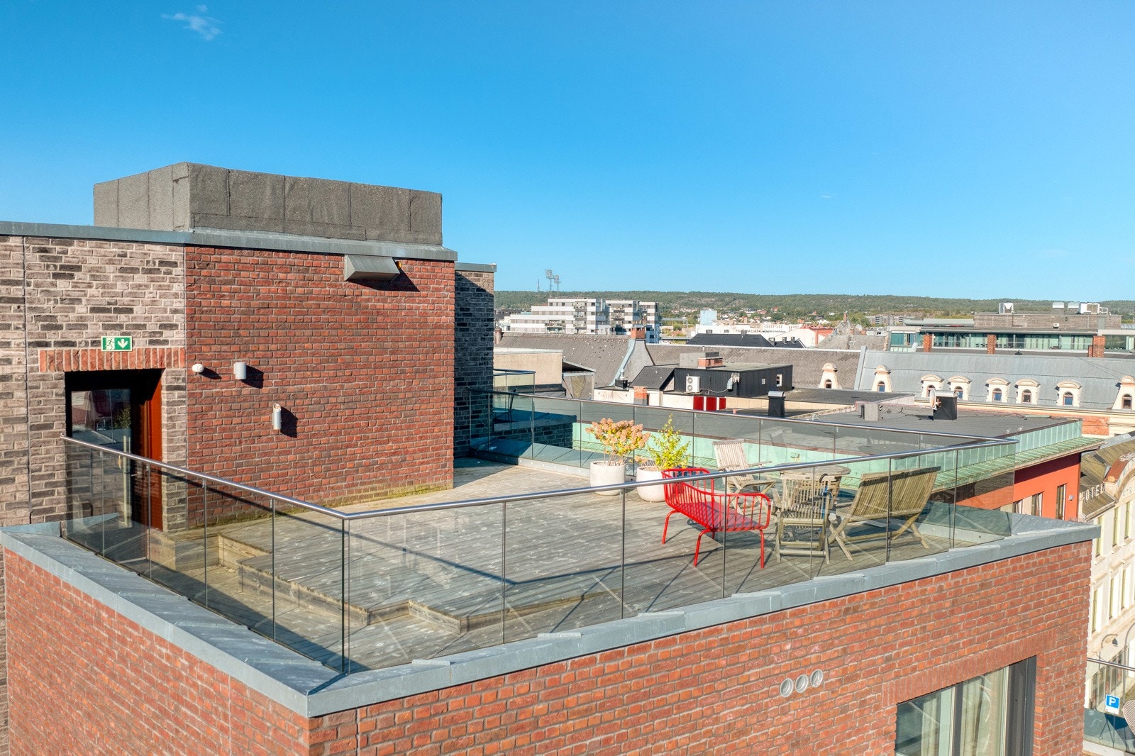 Kun et par trappetrinn unna, har du enkel tilgang til en av fem store takterrasser. Galleribilde