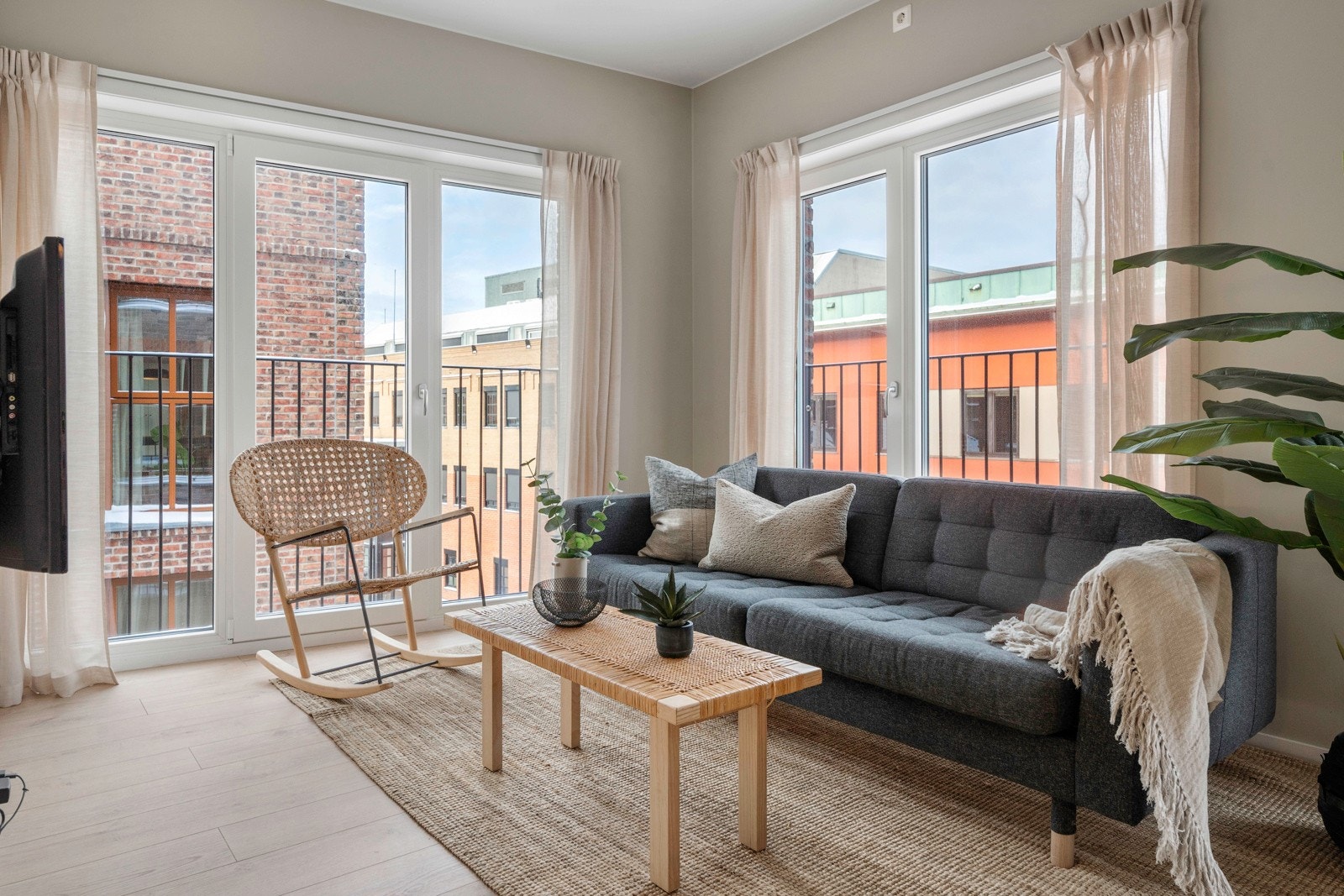 Leiligheten har en god og velfungerende planløsning med åpen stue- og kjøkkenløsning, 2 soverom, bad og entre Galleribilde