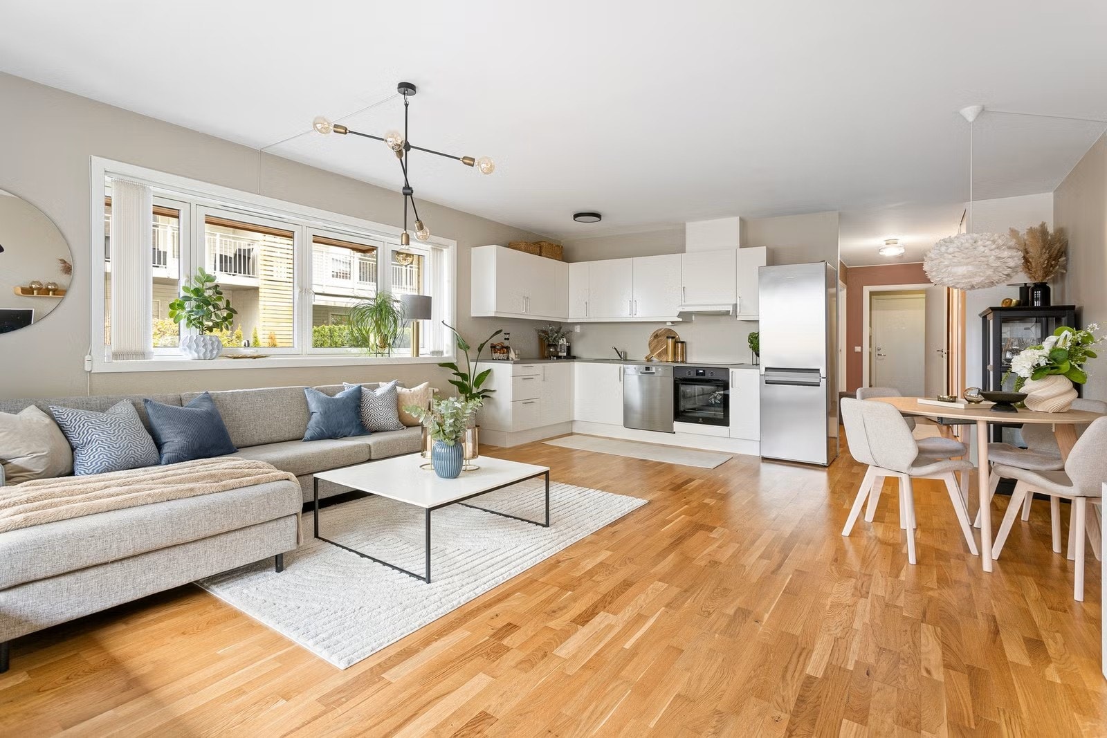 Stue mot kjøkken Galleribilde