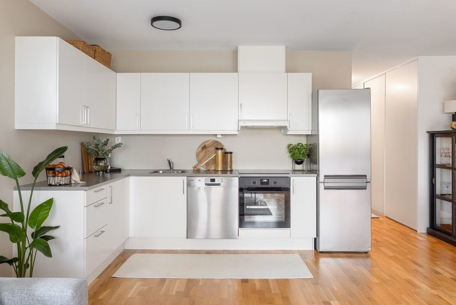 Kjøkken med hvitevarer som medfølger Galleribilde