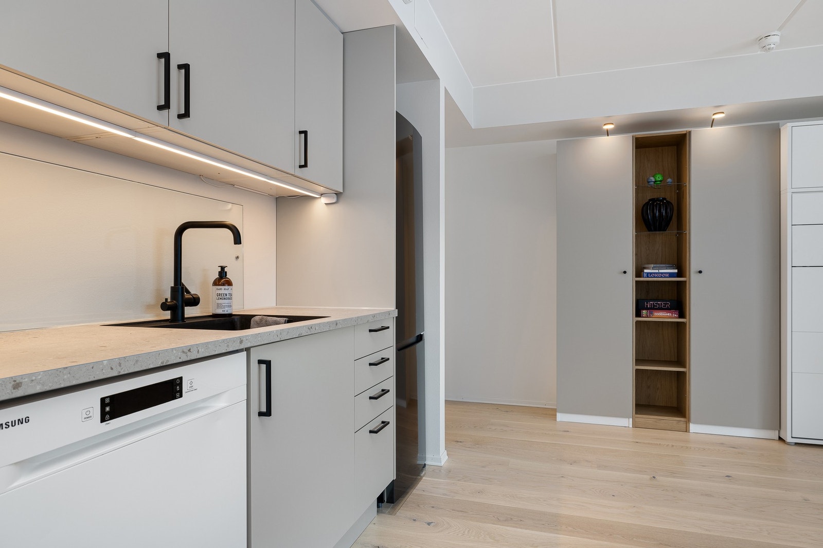 Her er nye integrerte hvitevarer som Electrolux platetopp, Electolux stekeovn og Vallox ventilatorvifte Galleribilde