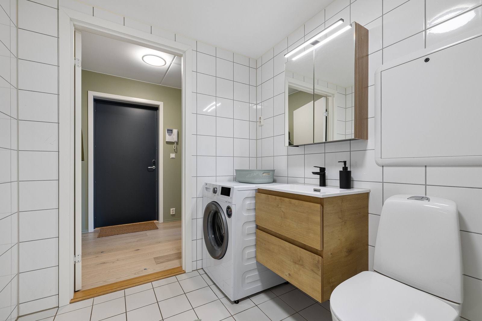 Bad fra byggeår (2011) er oppgradert med noe ny innredning i 2025 Galleribilde