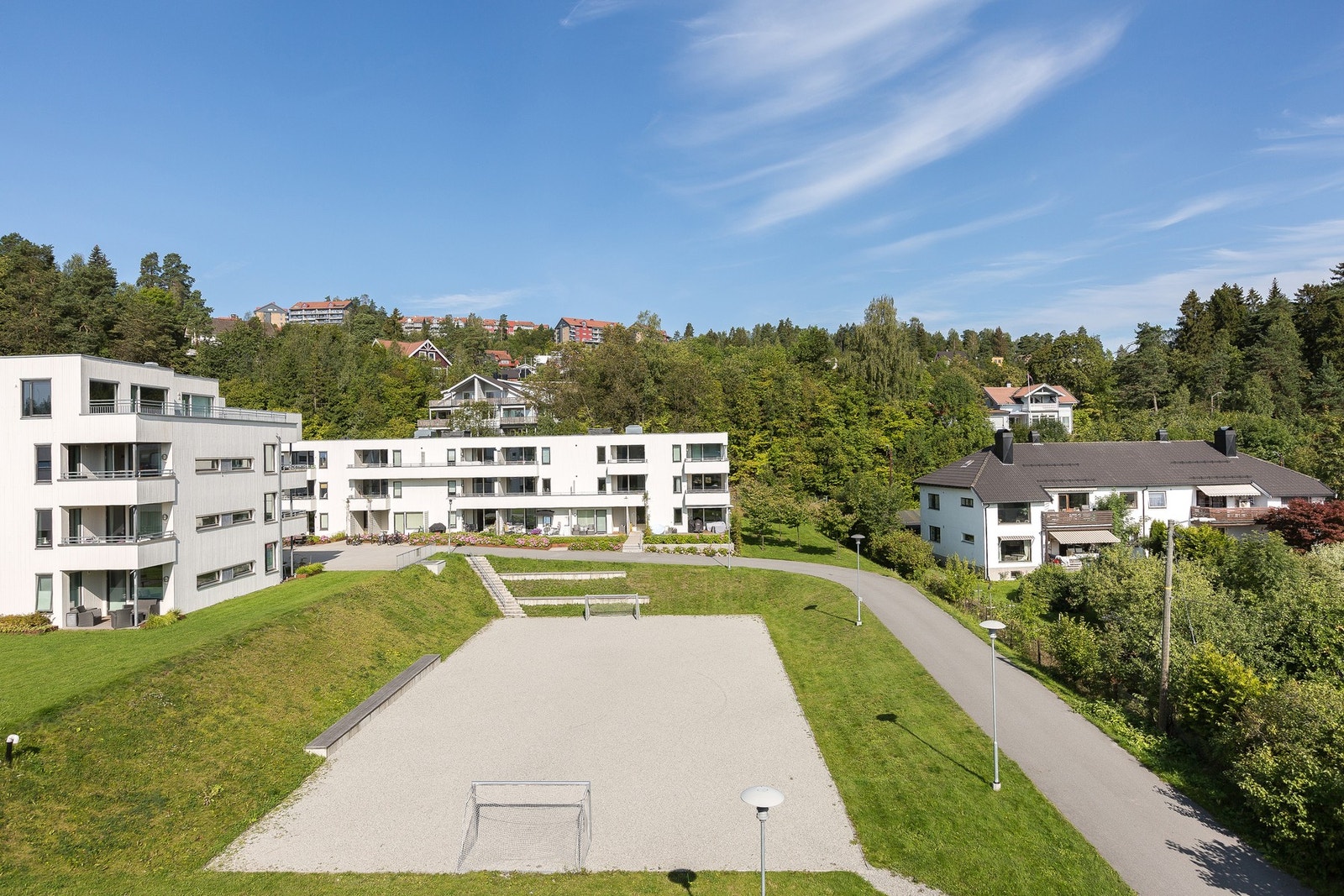 Den tiltalende og funksjonelle leiligheten ligger luftig til omkranset av grøntområder og skogholt Galleribilde