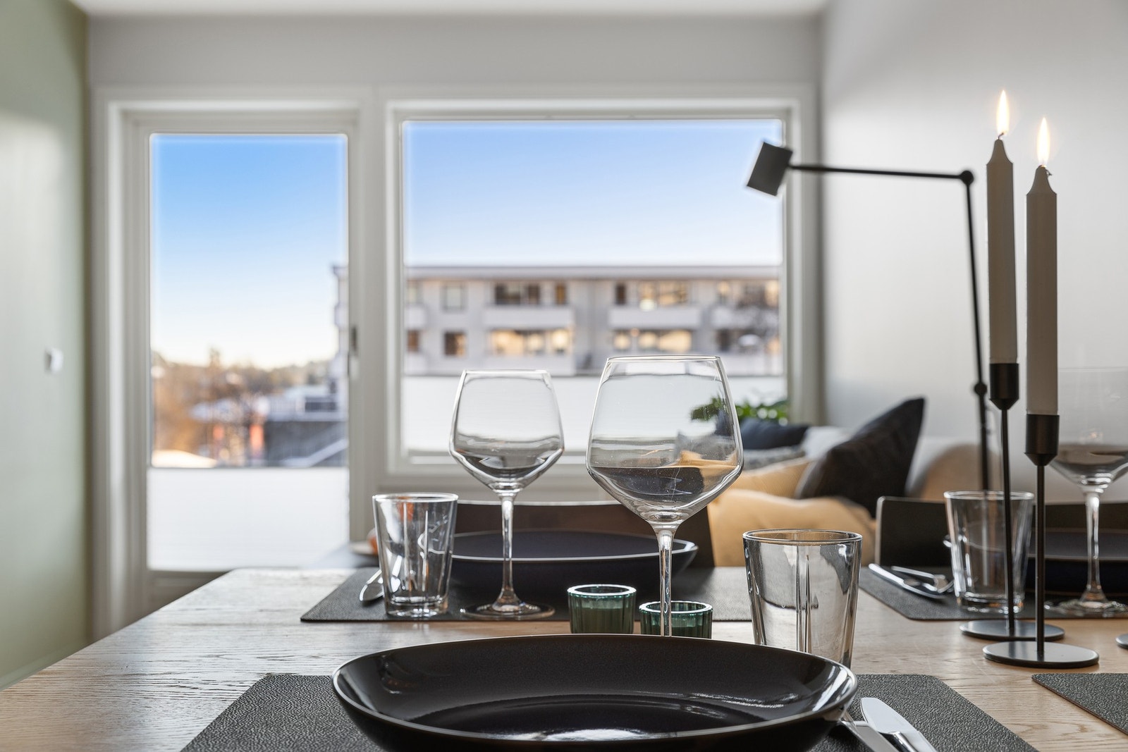 Stue/kjøkken har utgang til en sørvendt delvis overbygget platting på rundt 9 m². Galleribilde