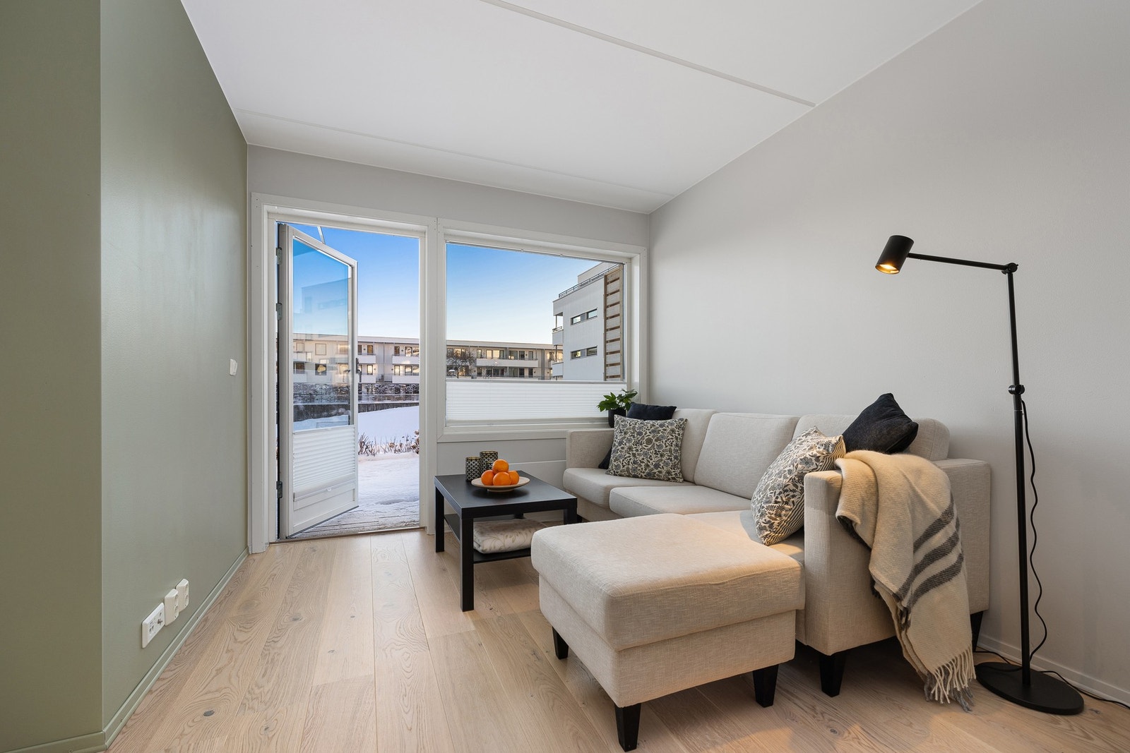 Stuen har fin plass for sofagruppe Galleribilde