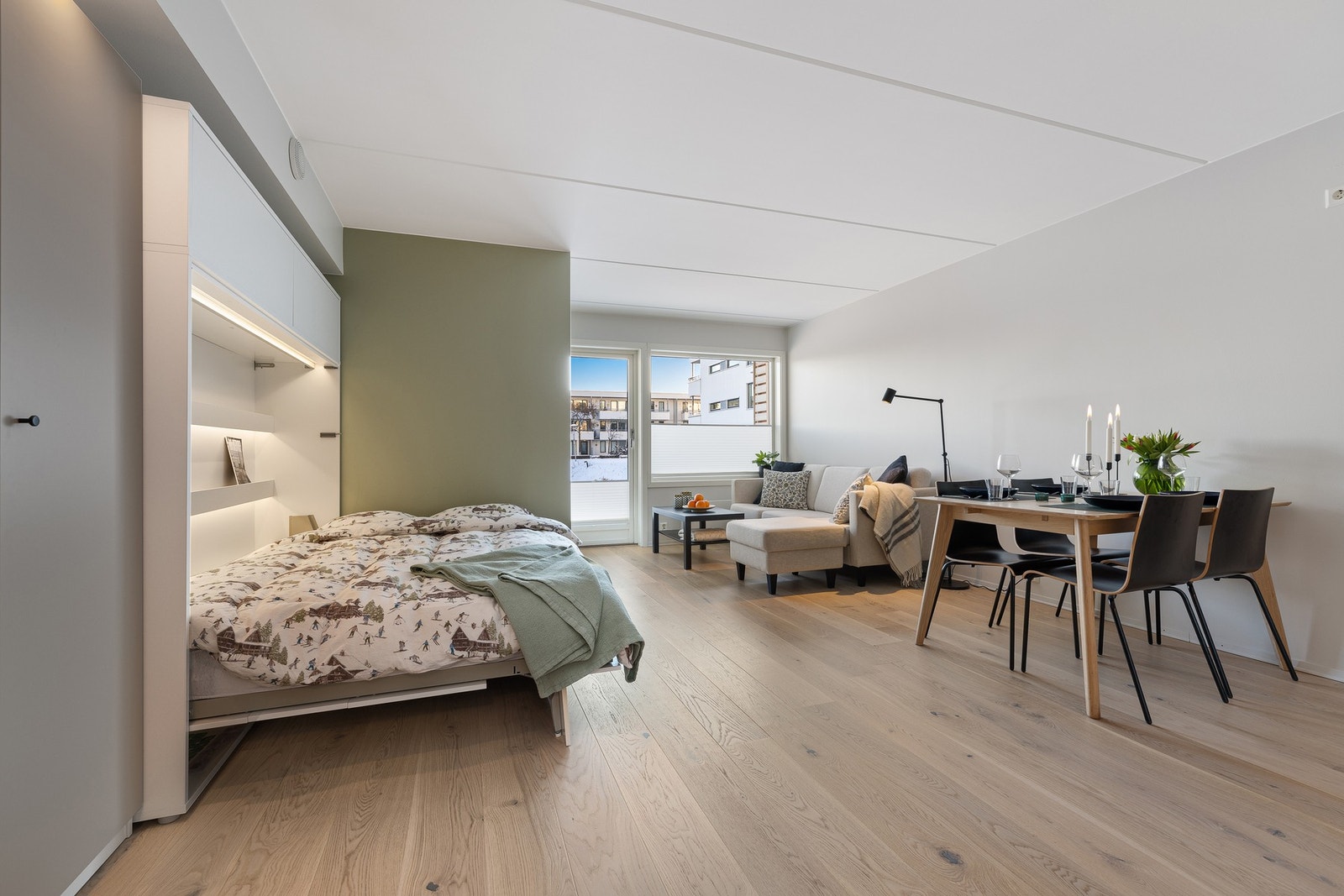 Arealet inkluderer kjøkken, stue, spiseplass og sovehjørne Galleribilde