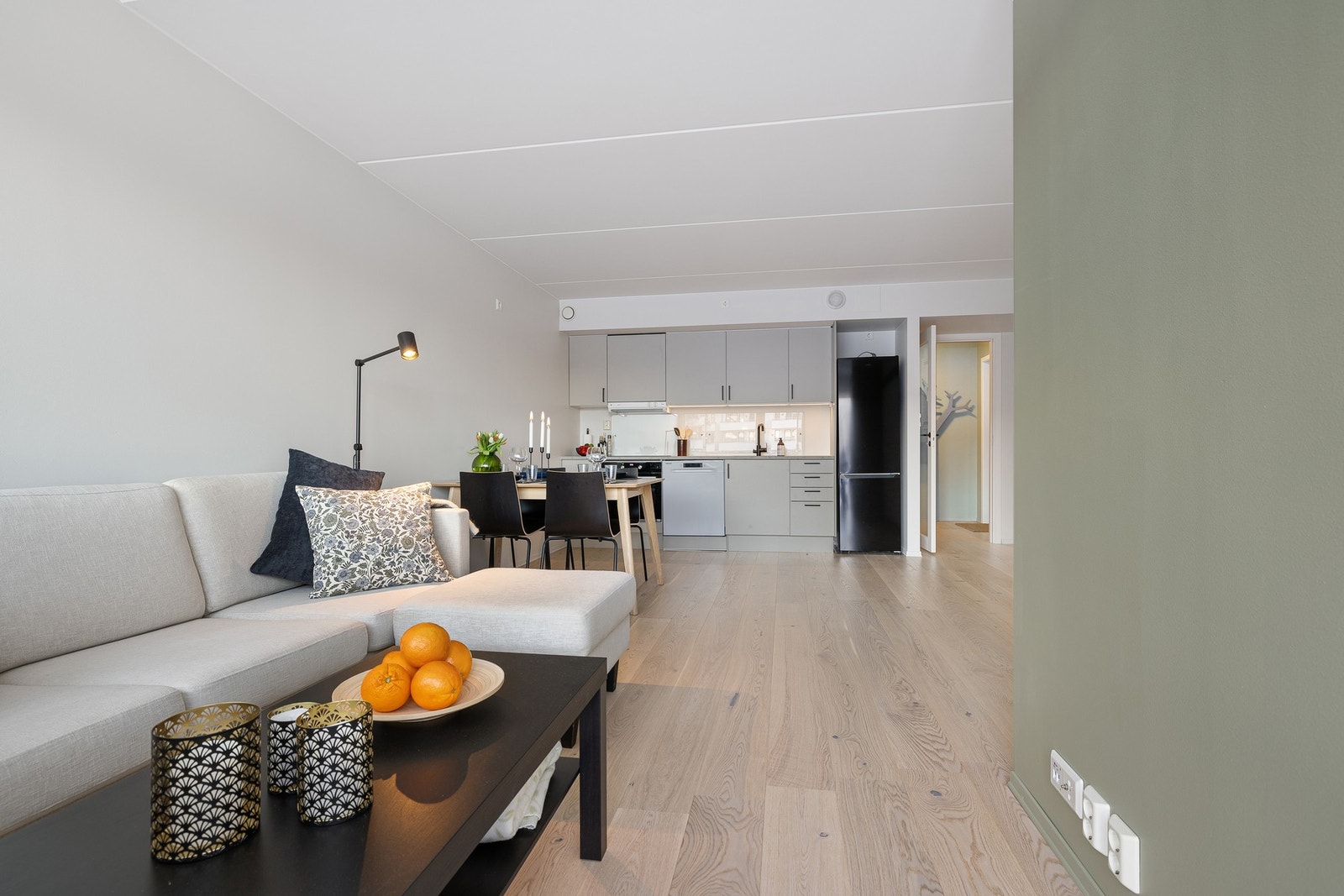 Stue med tilgang til spiseplass og kjøkkendel Galleribilde