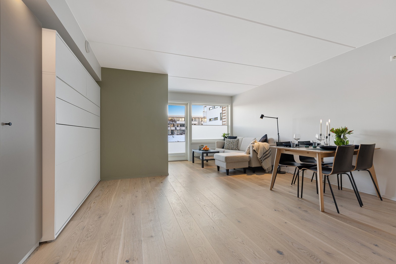 Stuen har fin størrelse, og får godt innslipp av dagslys Galleribilde