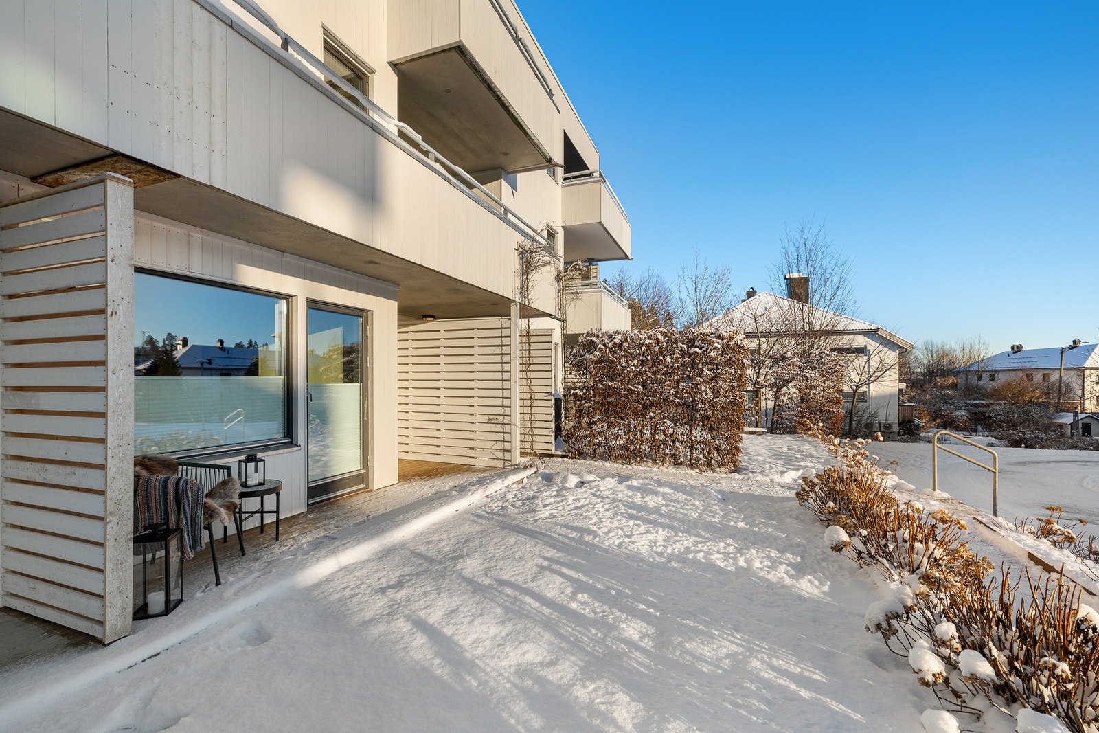 Boligbygget ligger ekstra fritt og fint til helt ytterst på feltet Galleribilde