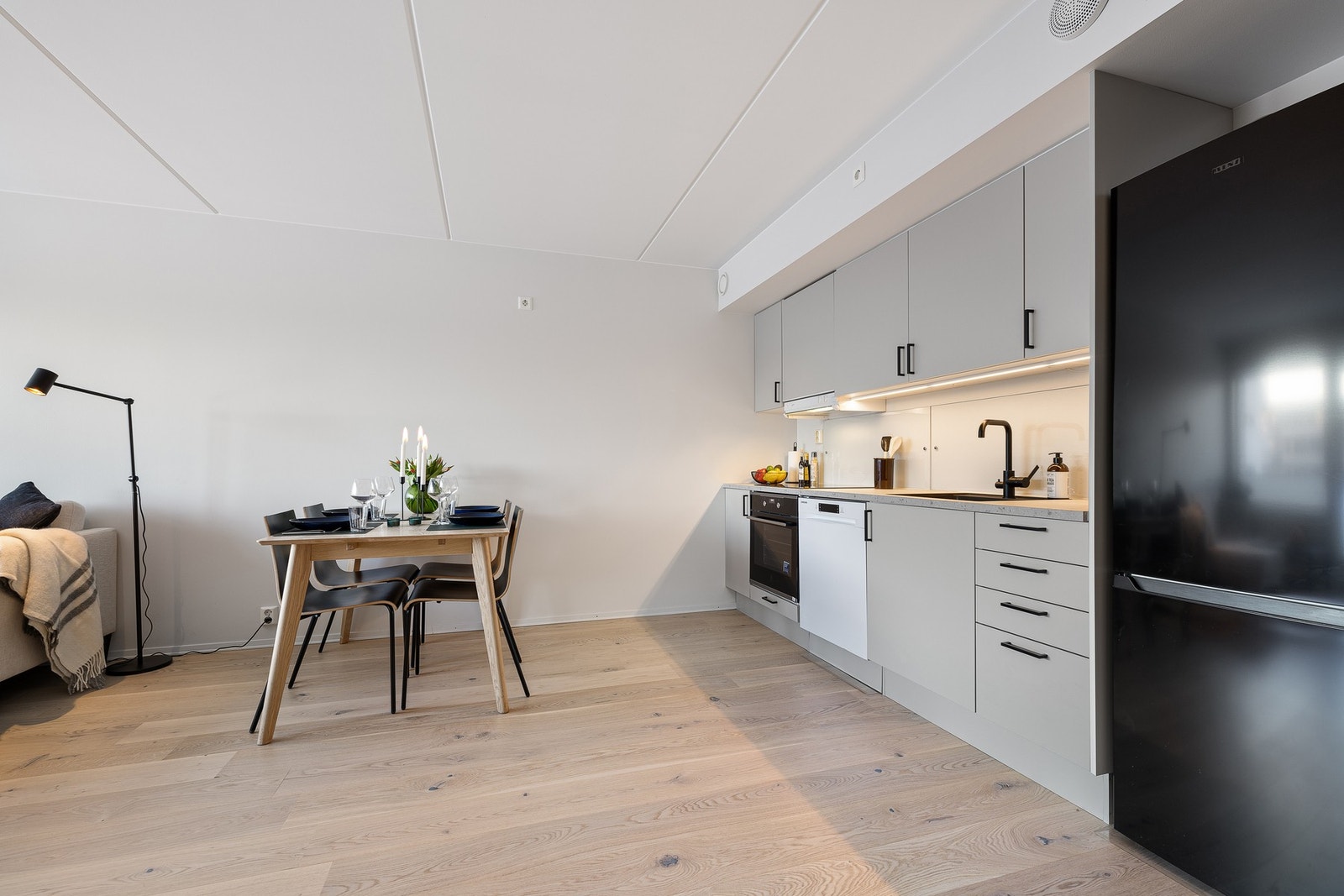 Innredningen er oppgradert med nye stilrene fronter, ny benkeplate i laminat og nedfelt kum av kompositt Galleribilde