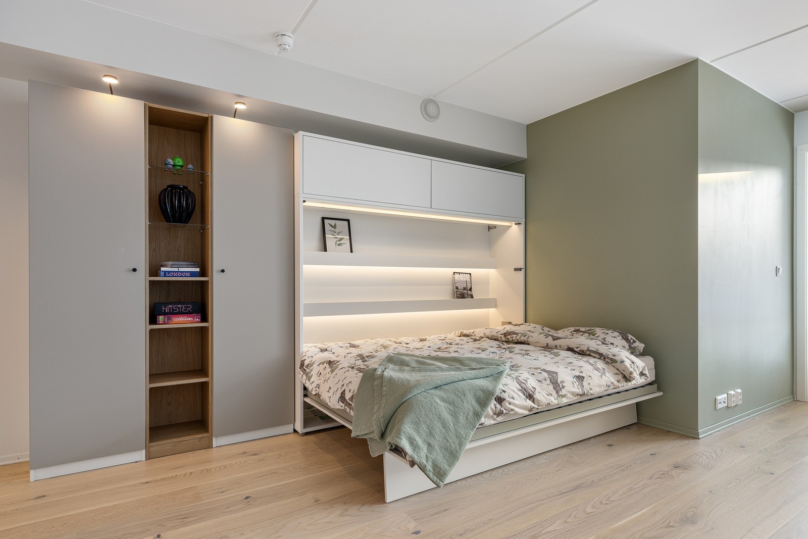 Sovehjørnet har en ny nedfellbar skapseng som tas opp og ned i en håndvending Galleribilde