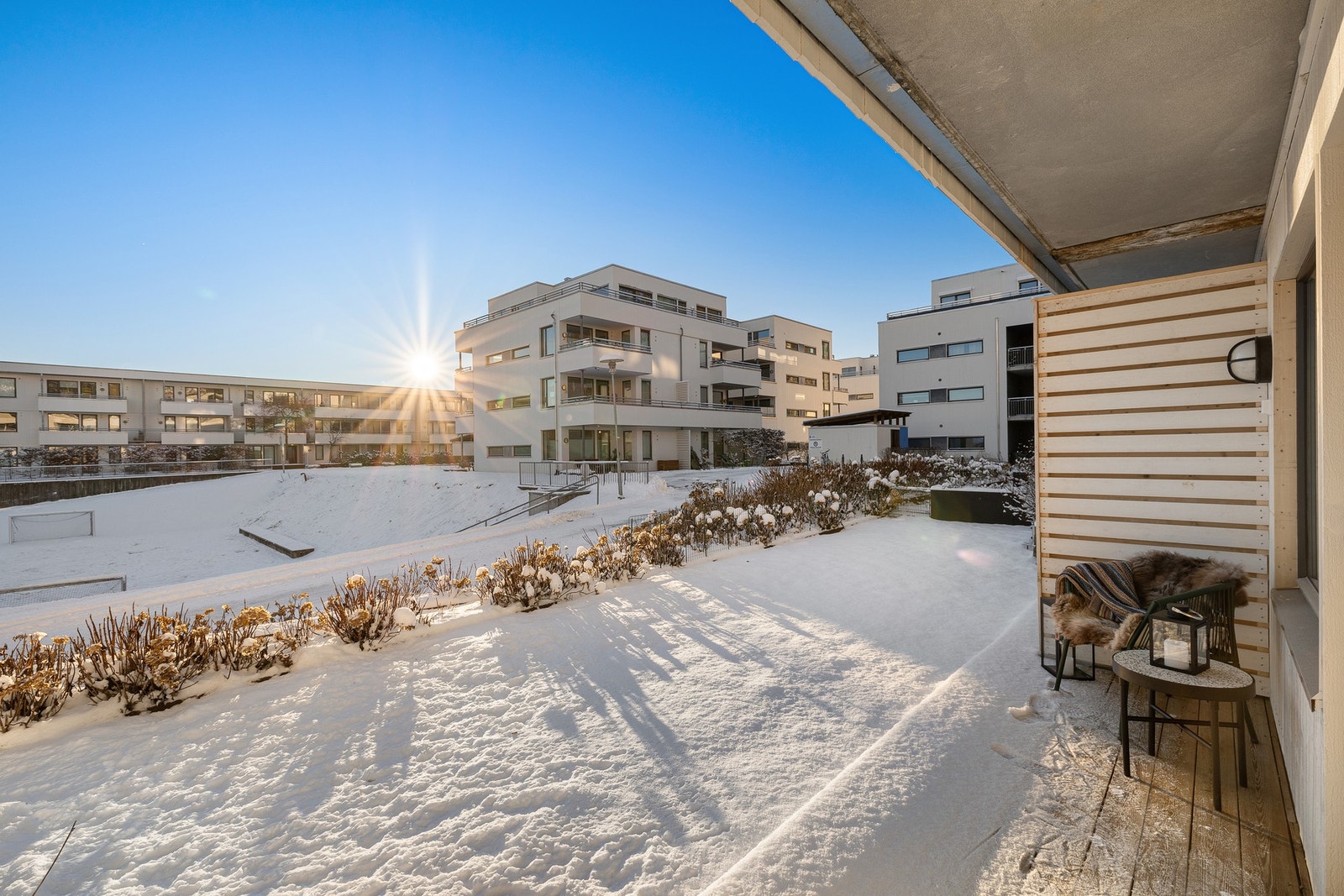 Leiligheten ligger praktisk til på bakkeplan, med utgang direkte til egen platting og liten hageflekk Galleribilde