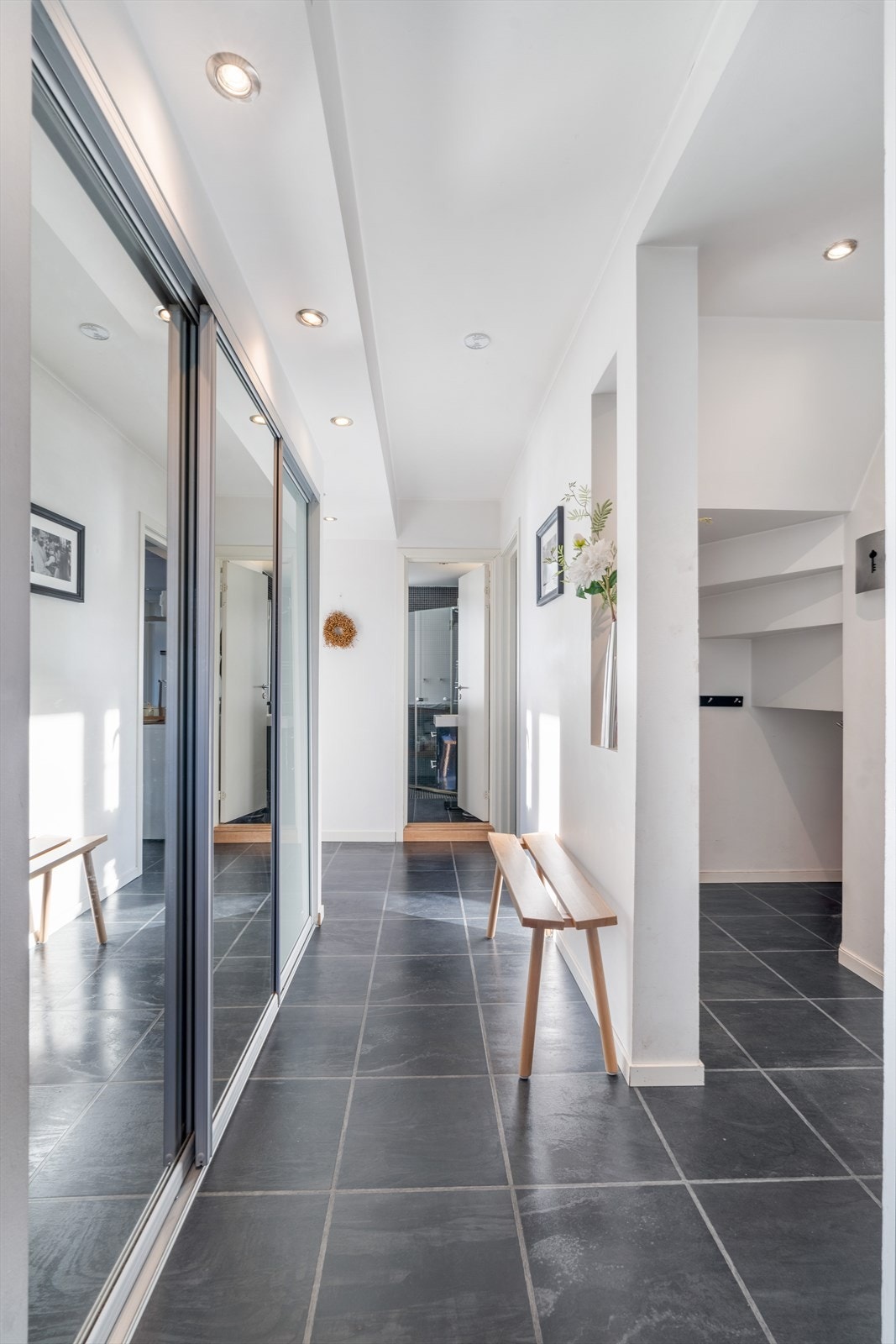 Entré med garderobeskap Galleribilde