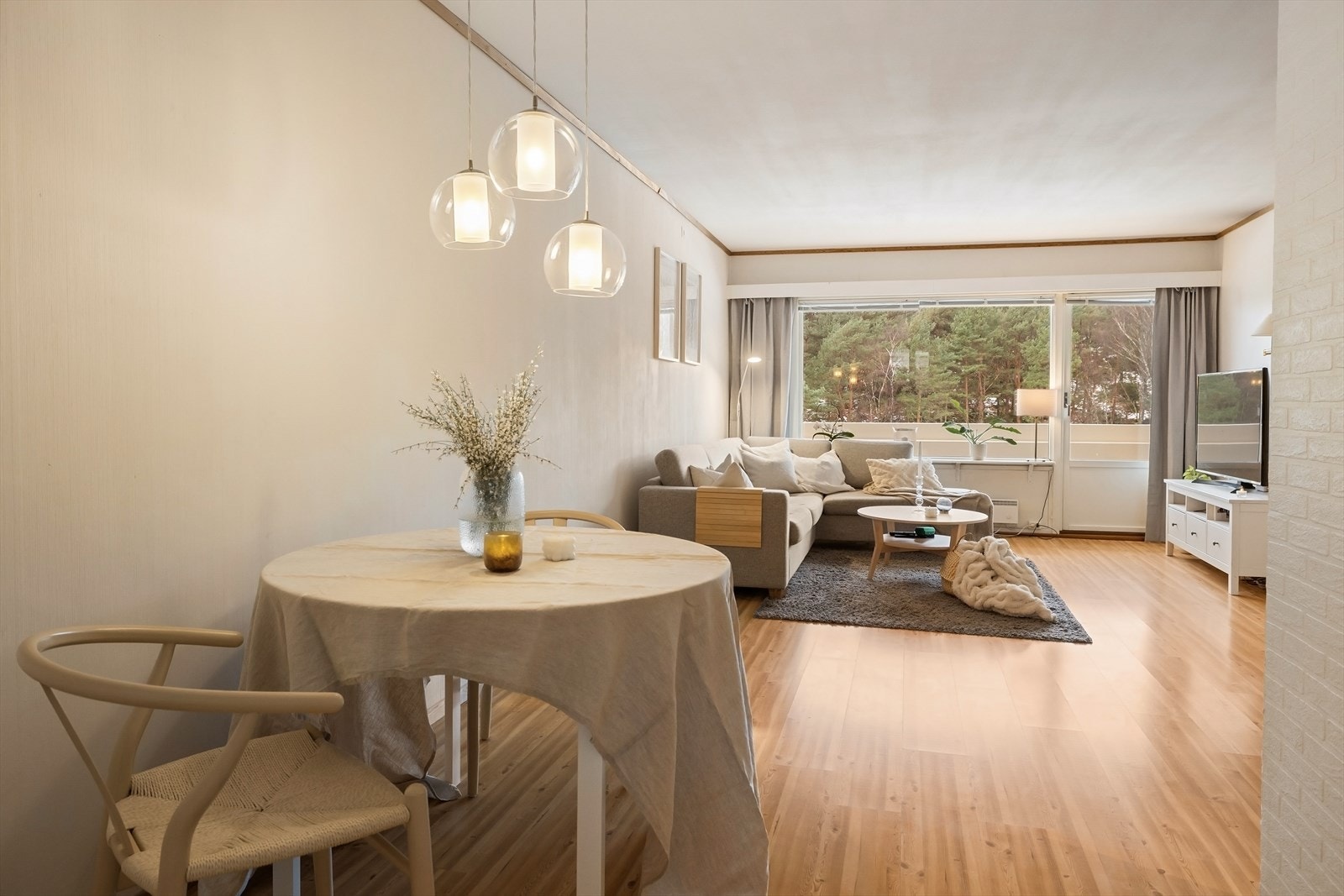 Lys og romslig stue med store vinduer og god atmosfære. Galleribilde