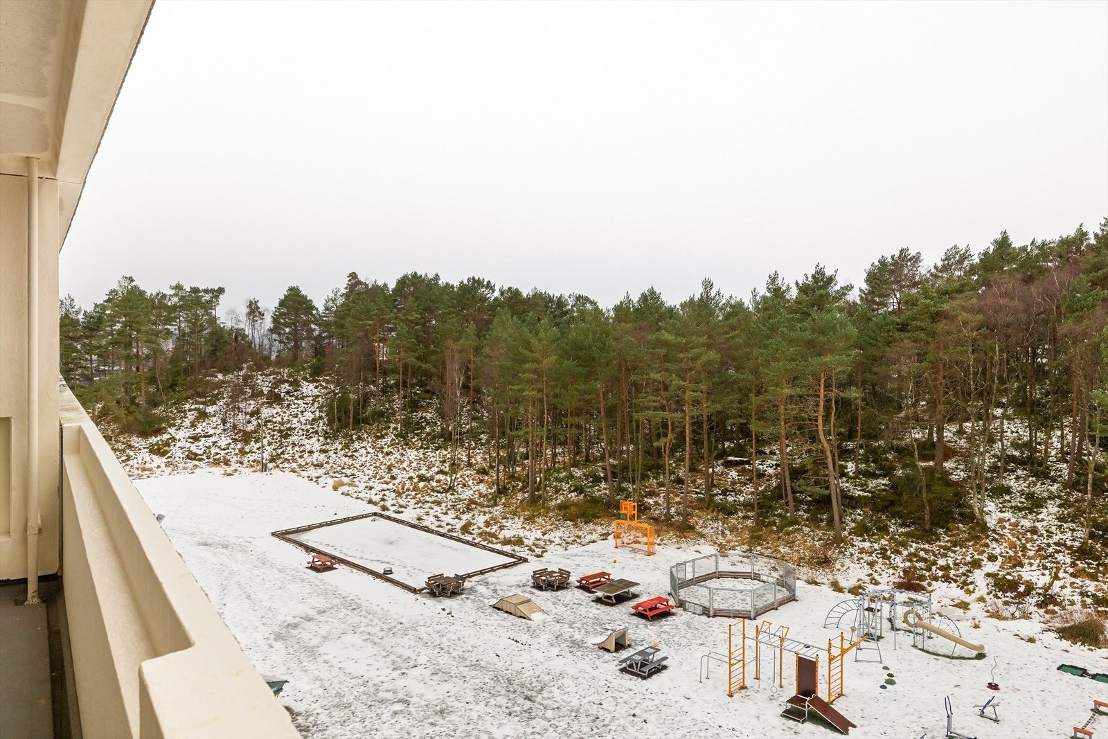 Fra stuen er det direkte utgang til en herlig balkong. Galleribilde