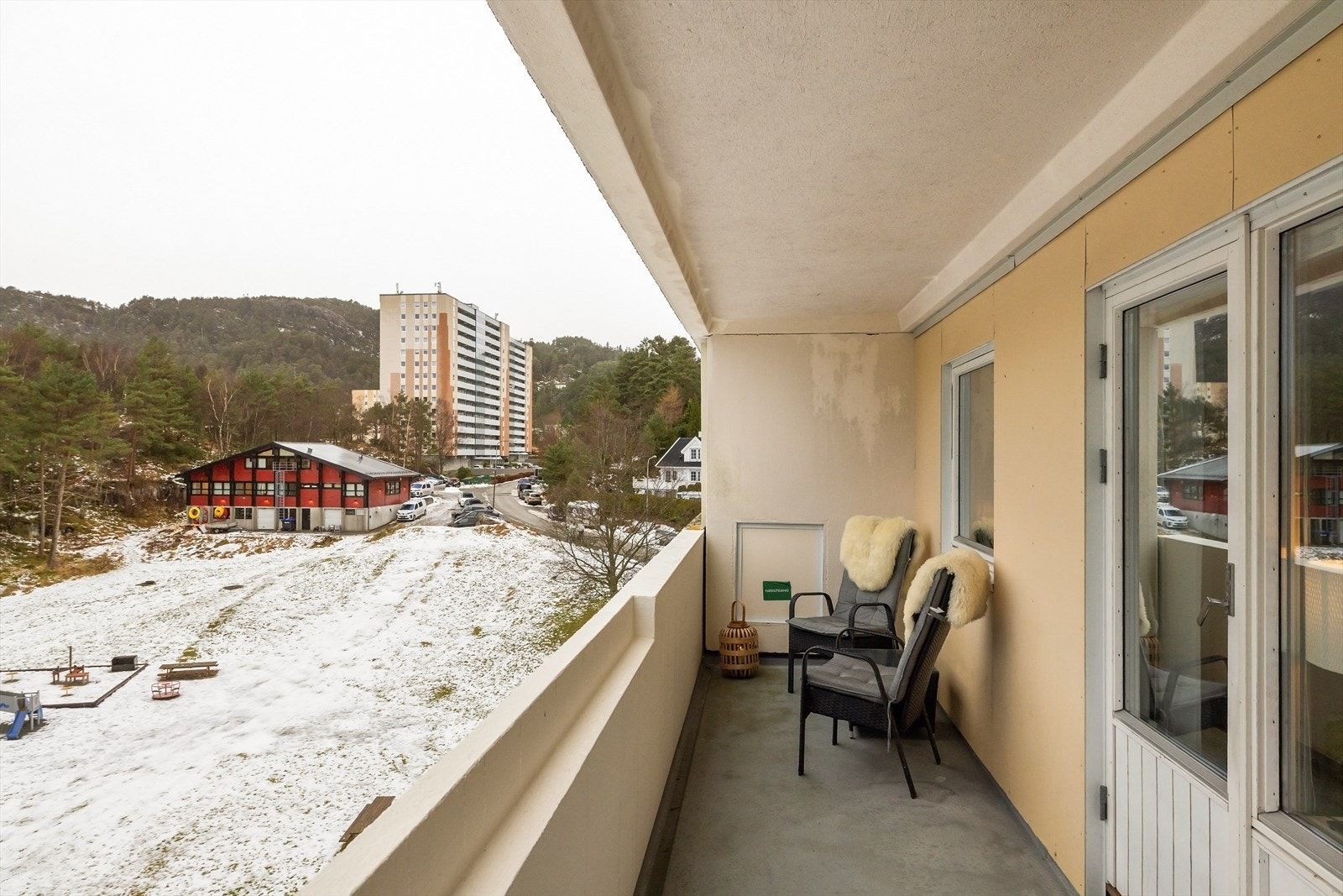 Lun og skjermet balkong i 5. etasje, med god utsikt mot grøntarealer og nærområdet. Galleribilde