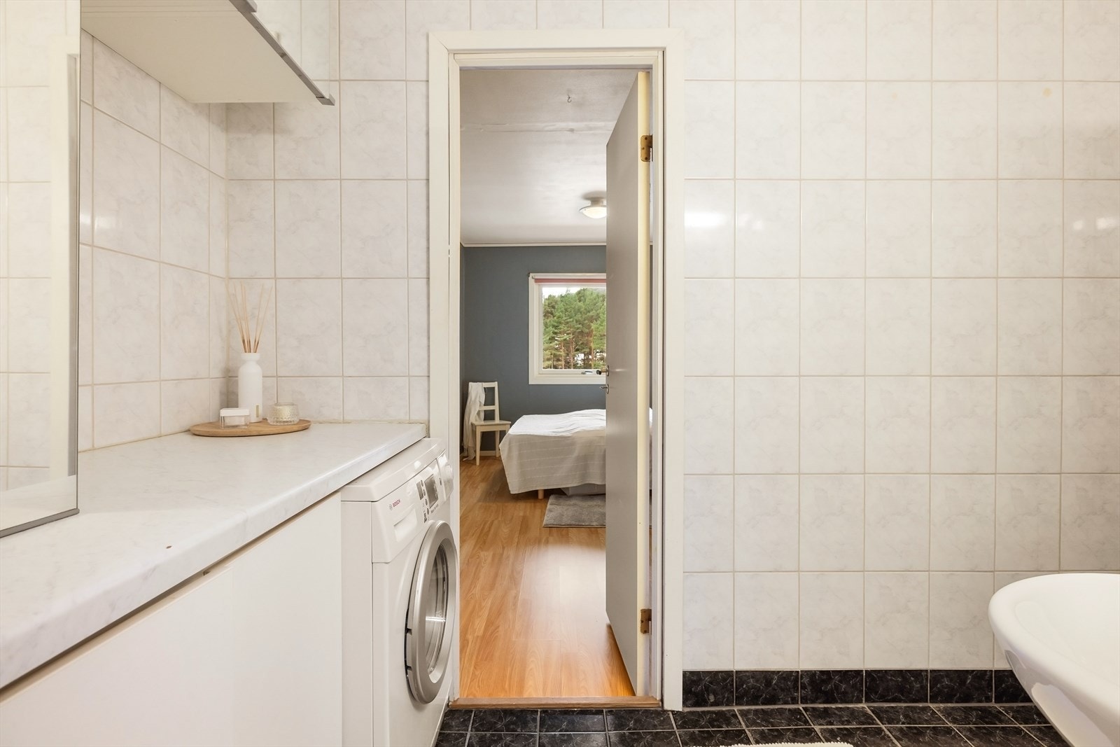 Baderom med direkte tilkomst fra soverom. Galleribilde