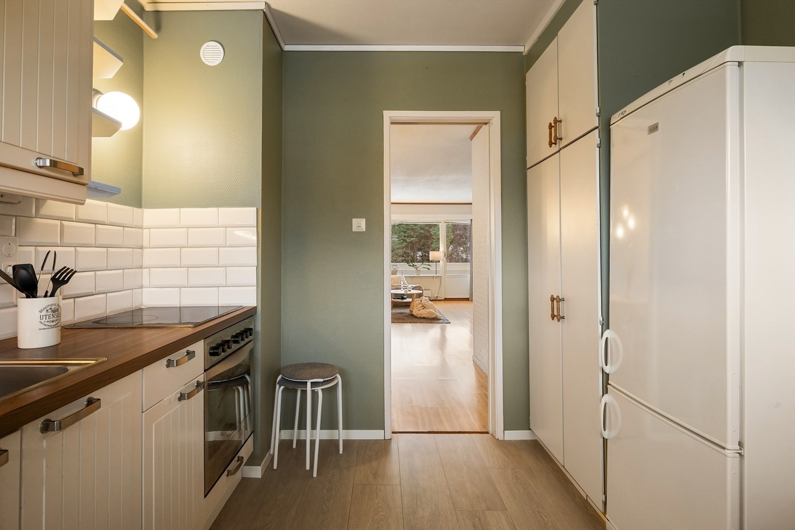 Plassbygd skap på kjøkken som gir rikelig med oppbevaringsmuligheter. Galleribilde