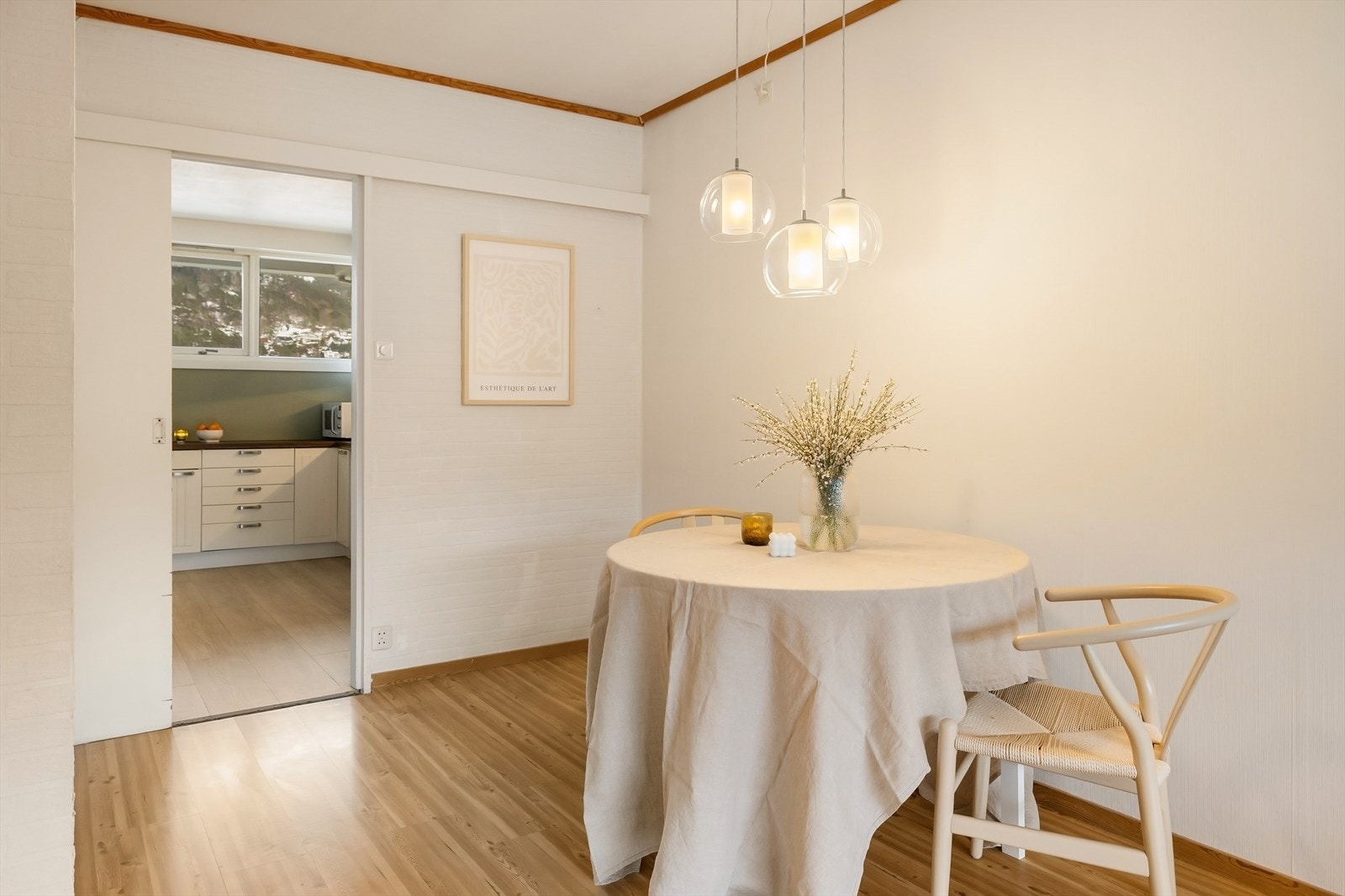 Praktisk spiseplass med delvis åpen forbindelse til kjøkkenet, som gir en god flyt i rommet. Galleribilde