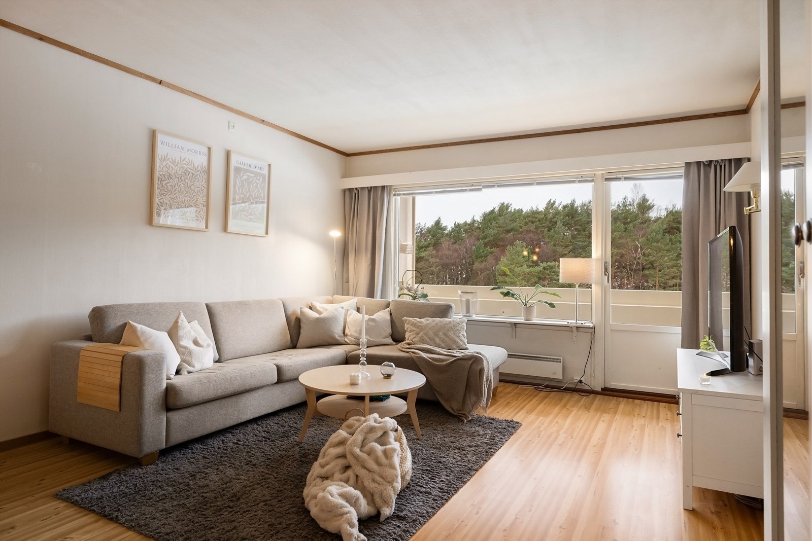 De store vindusflatene slipper inn rikelig med naturlig lys. Galleribilde