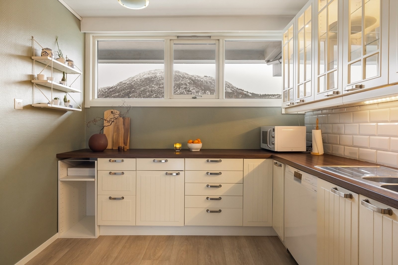 Rikelig med både skap- og benkeplass! Galleribilde