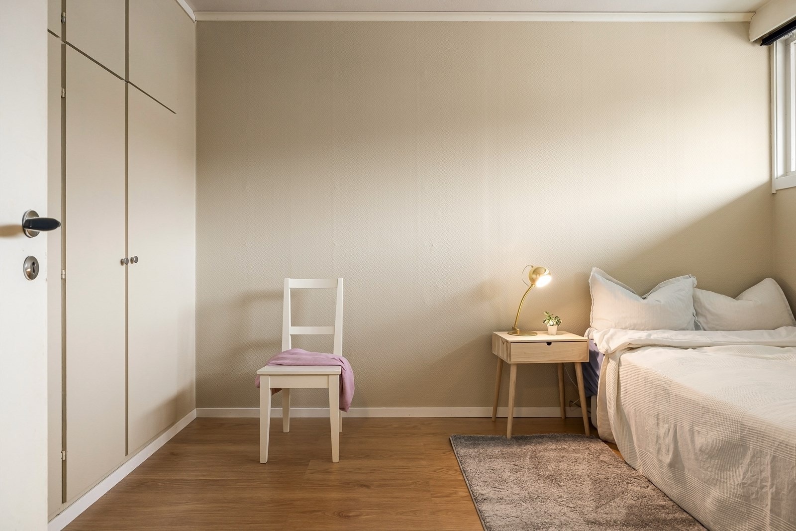 Praktisk plassbygd klesskap Galleribilde