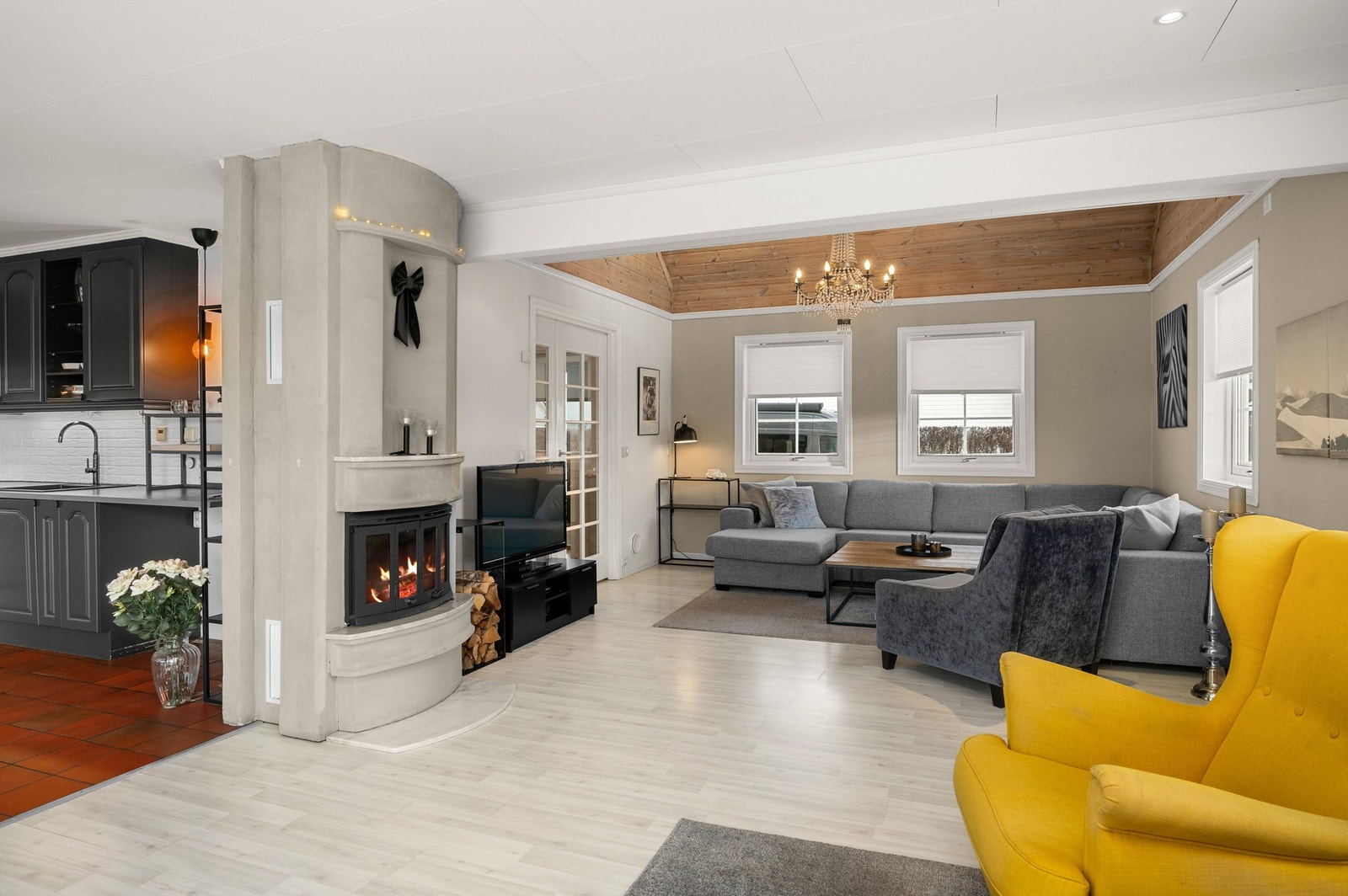 Delikat oppmurt peis varmer godt på kalde dager. Galleribilde