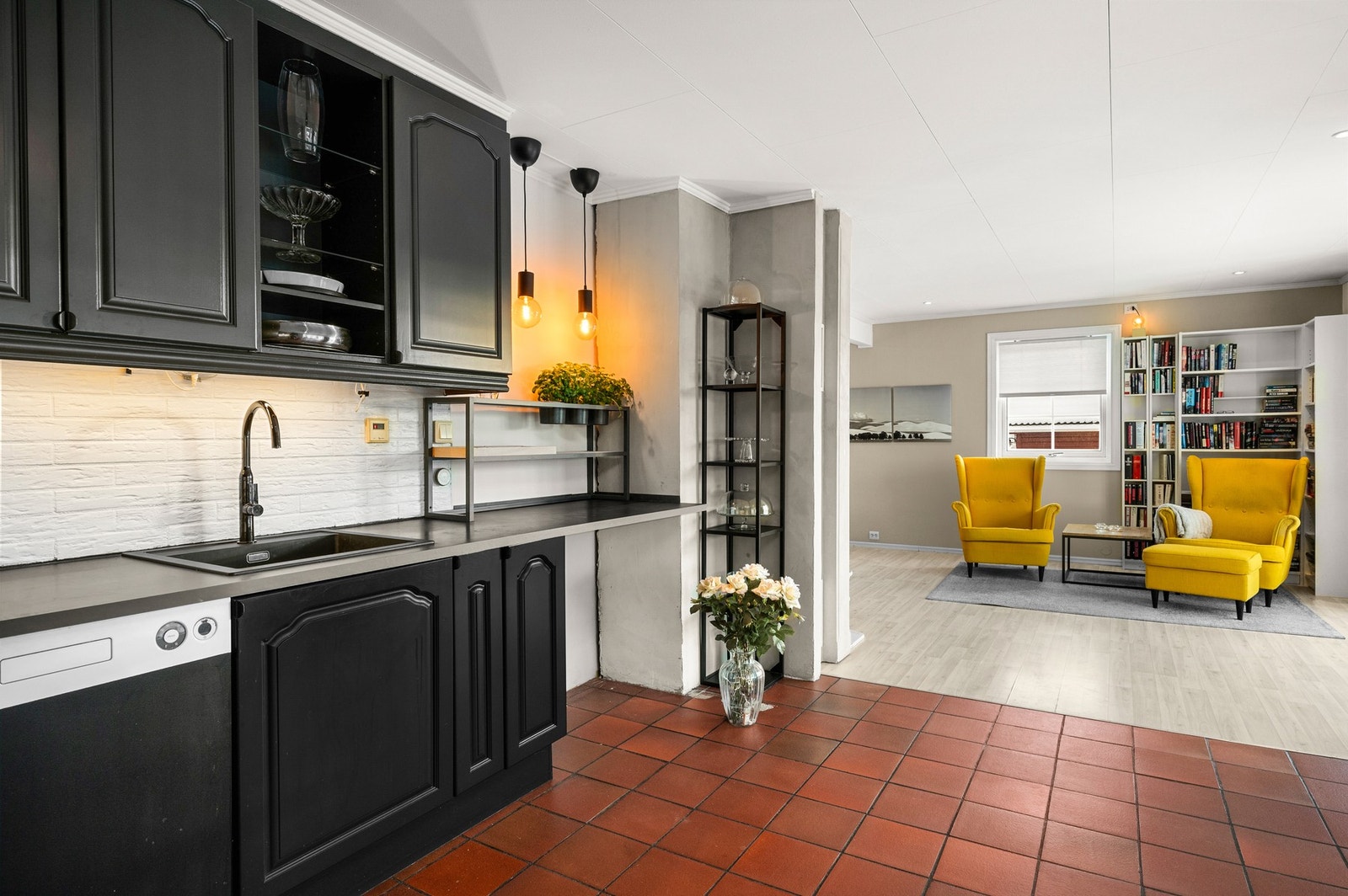 Kjøkkenet har flislagt gulv med varmekabler. Galleribilde