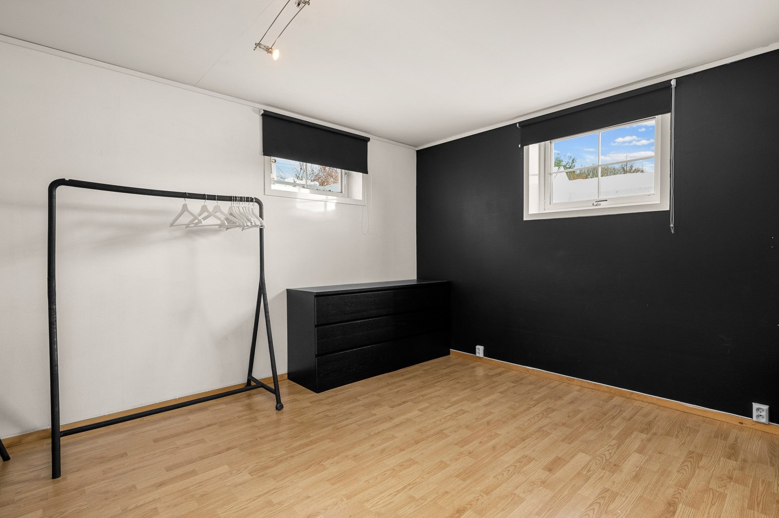 Rom nyttet som soverom i utleid del - rommet er godkjent som disp. rom på godkjente byggetegninger. Rommet er ca 13.5m2. Galleribilde