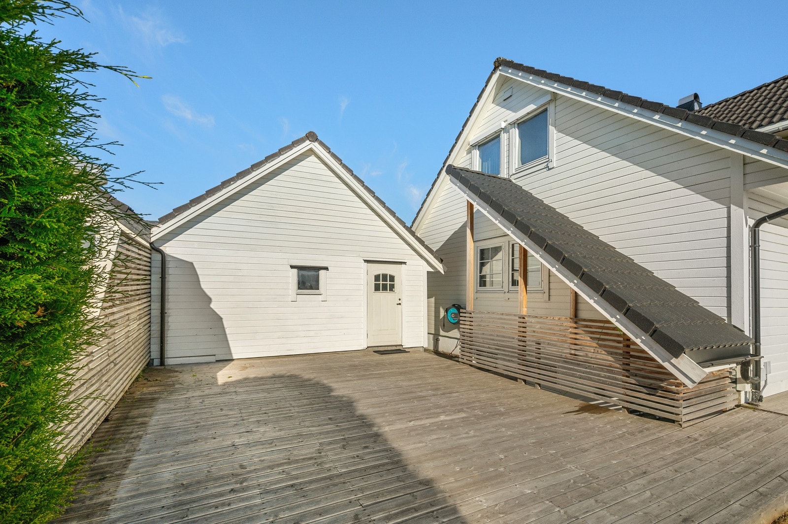 Praktisk med inngang til garasjen fra terrassen. Garasjen har loft med stor lagringskapasitet. Galleribilde