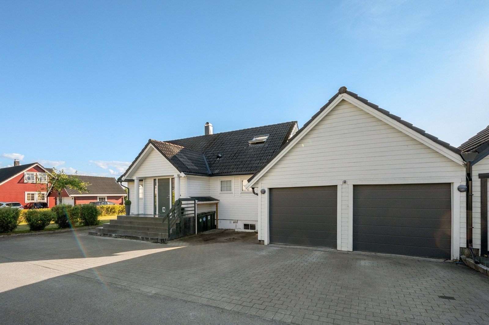 Dobbelgarasje på ca 32m2 med god høyde medfølger eiendommen. Dobbelgarasjen er utstyrt med portåpnere, og det er slukrist for å få unna overflatevann. Galleribilde