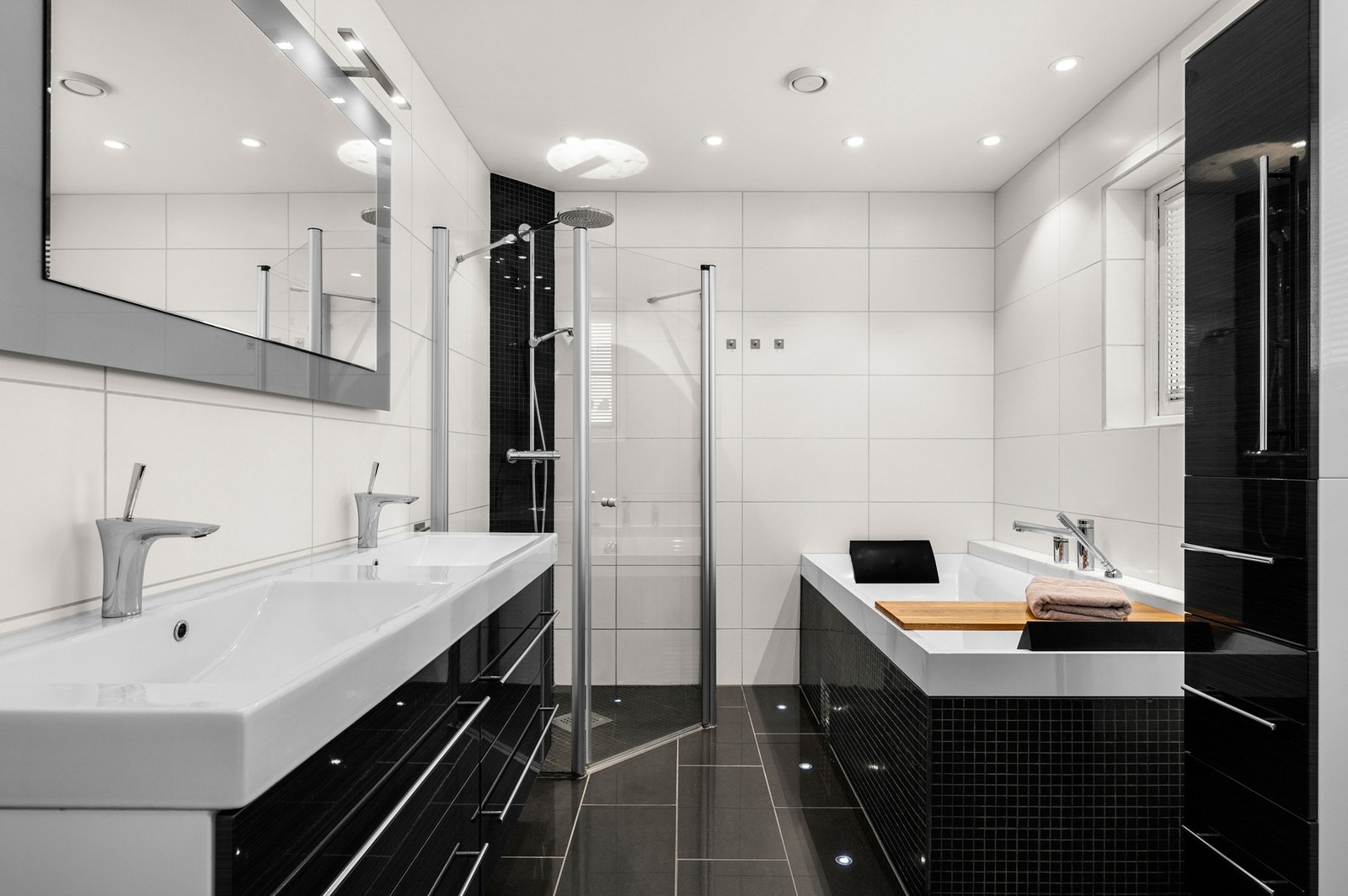 Stilfullt baderom på ca 9m2, og har god plass til både badekar og dusjsone - rommet ble pusset opp i 2014. Galleribilde