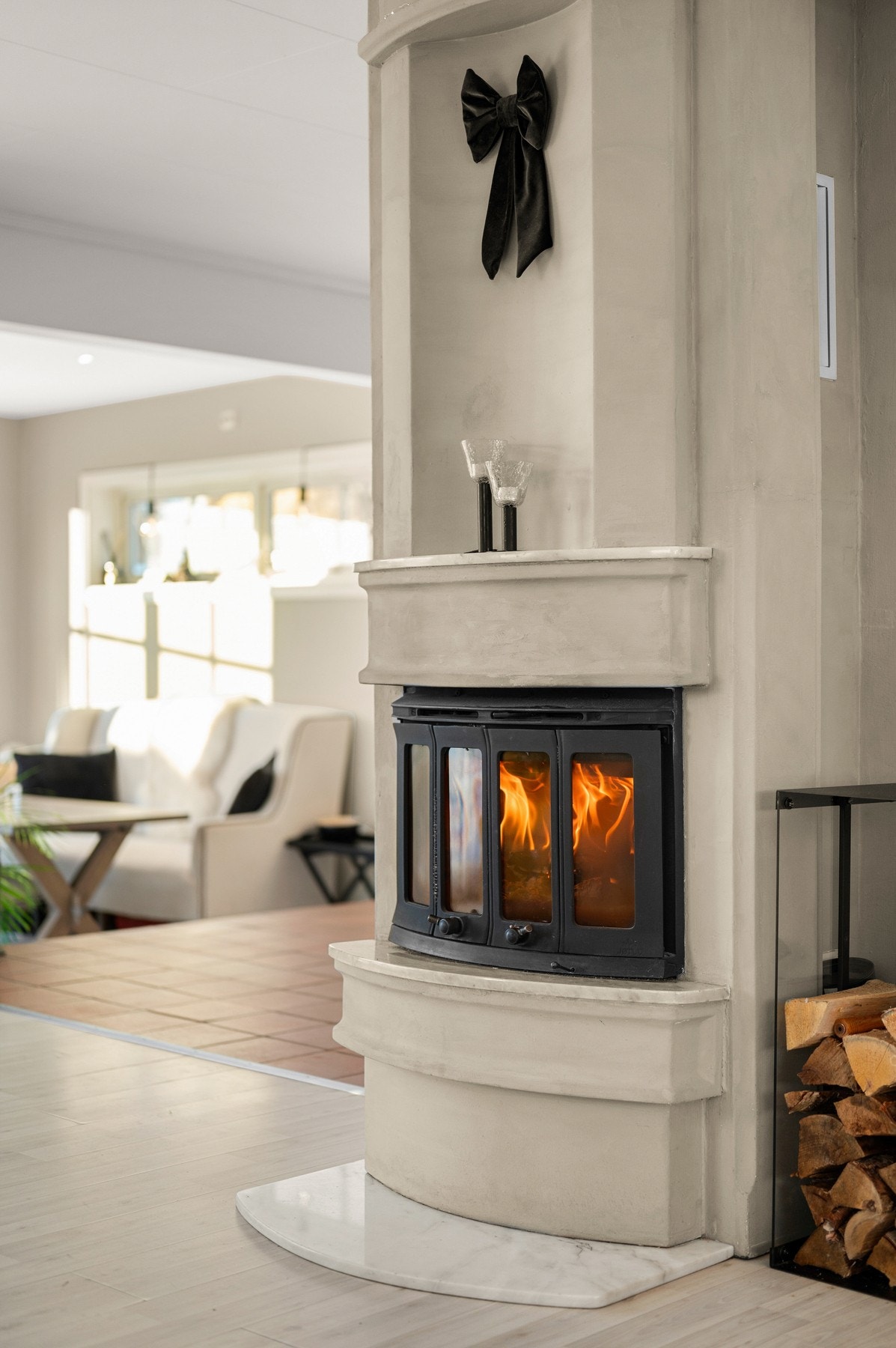 Stilfull peis med peisinnsats. Galleribilde