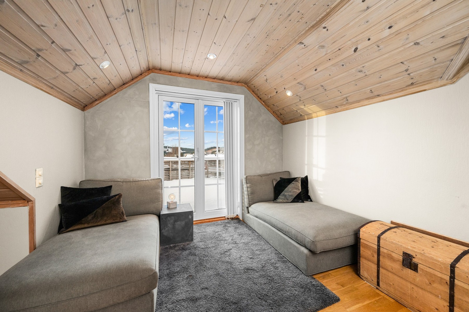 Fra loftstua er det utgang til takterrassen over spisestua. Galleribilde