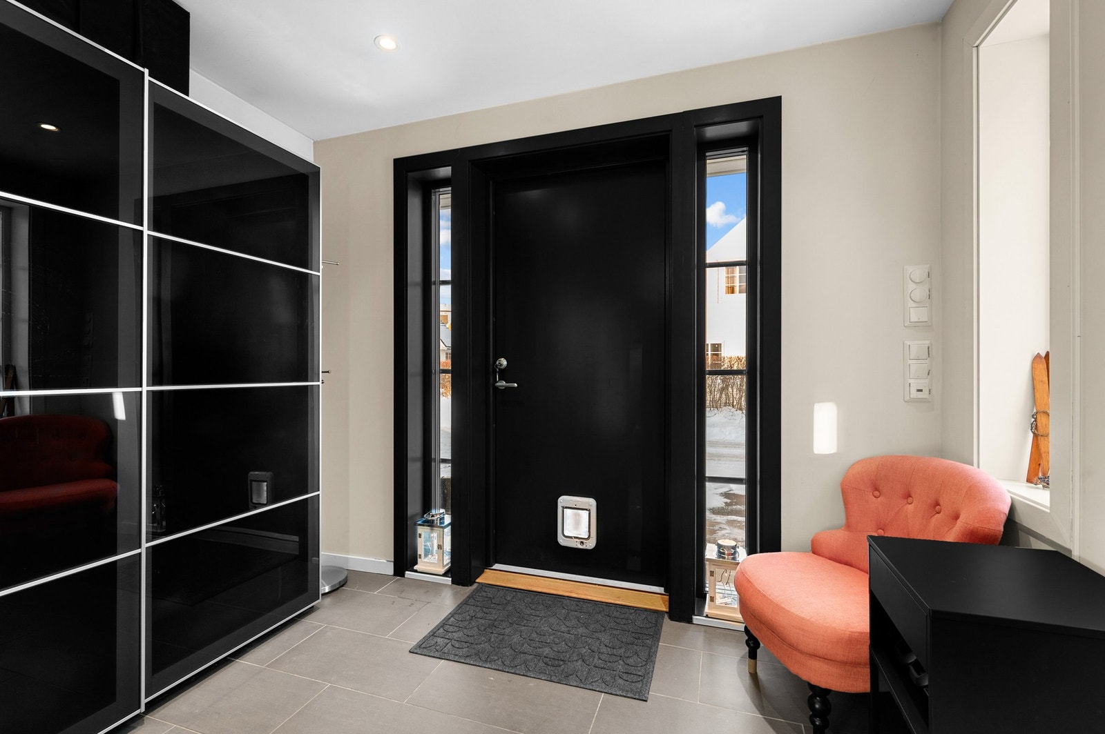 Inngangsparti med vindfang på 5,5m2 med flislagt gulv med varme, rikelig med garderobeplass. Galleribilde