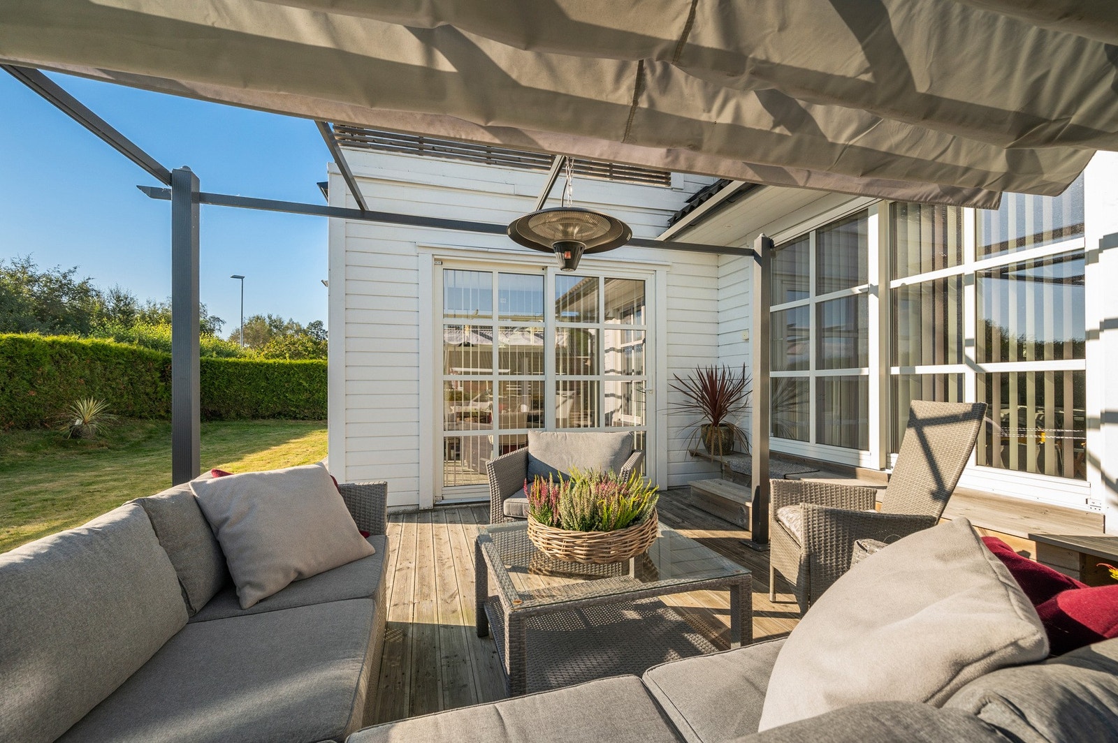 På den lune terrassen nytes varme sommerkvelder. Galleribilde