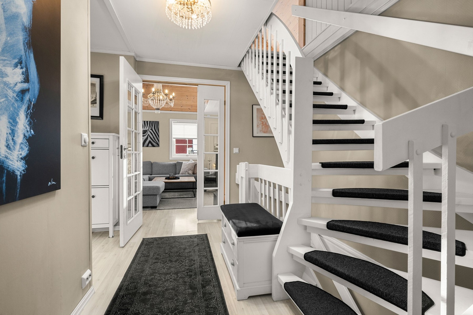 Fra gang med trappeløp mot loftet. Galleribilde